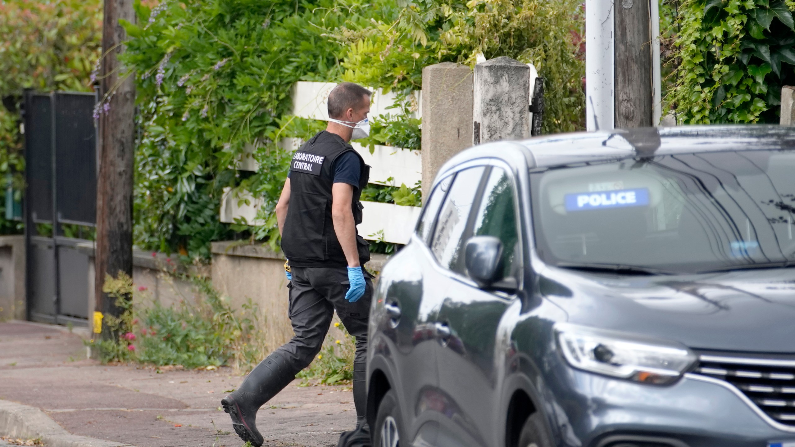 A police officer enters the house of L'Hay-les-Roses mayor, outside Paris, Sunday, July 2, 2023. Young rioters clashed with police and targeted the mayor's home with a burning car as France saw a fifth night of unrest sparked by the police killing of a teenager (AP Photo/Christophe Ena)