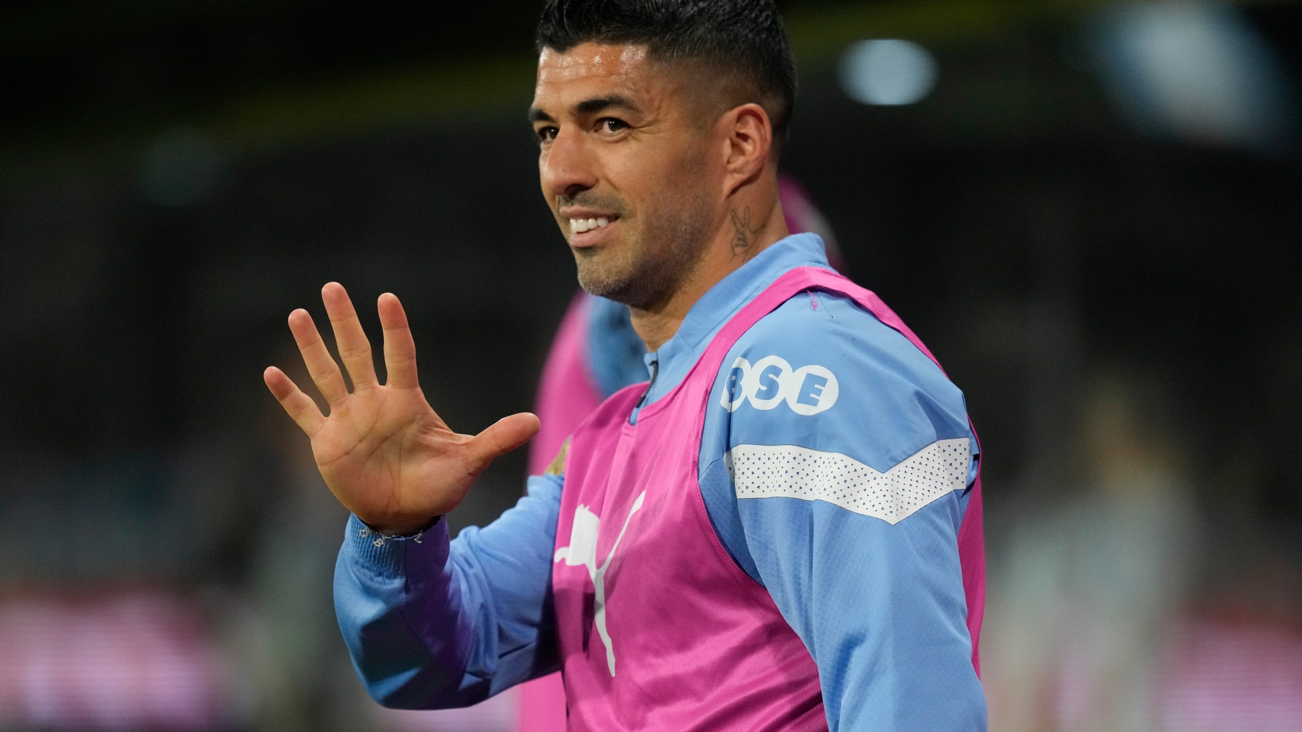 FILE - Uruguay's Luis Suarez waves from the bench during a qualifying soccer match for the FIFA World Cup 2026 against Argentina at La Bombonera stadium in Buenos Aires, Argentina, Nov. 16, 2023. The 37-year-old Suárez scored 17 goals for Brazilian league runner-up Gremio, Wednesday, Dec. 6, 2023. (AP Photo/Matias Delacroix, File )