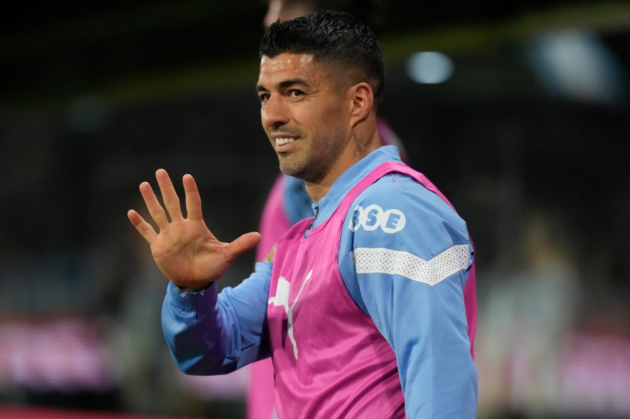 FILE - Uruguay's Luis Suarez waves from the bench during a qualifying soccer match for the FIFA World Cup 2026 against Argentina at La Bombonera stadium in Buenos Aires, Argentina, Nov. 16, 2023. The 37-year-old Suárez scored 17 goals for Brazilian league runner-up Gremio, Wednesday, Dec. 6, 2023. (AP Photo/Matias Delacroix, File )