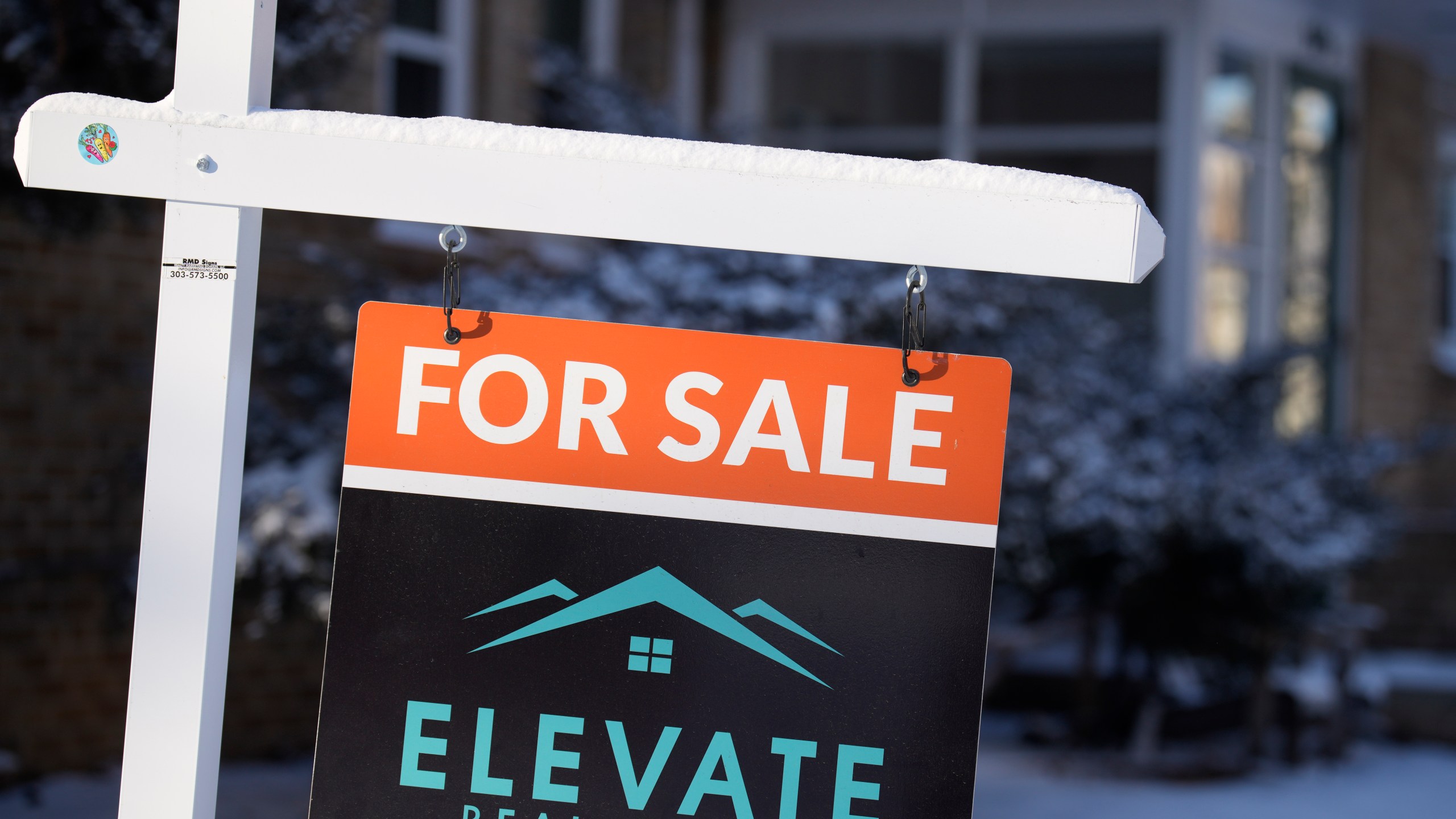 A for sale sign appears outside a condominium complex Monday, Jan. 15, 2024, in Denver. On Thursday, Freddie Mac reports on this week's average U.S. mortgage rates. (AP Photo/David Zalubowski)