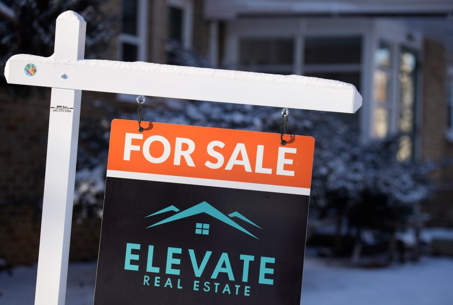 A for sale sign appears outside a condominium complex Monday, Jan. 15, 2024, in Denver. On Thursday, Freddie Mac reports on this week's average U.S. mortgage rates. (AP Photo/David Zalubowski)