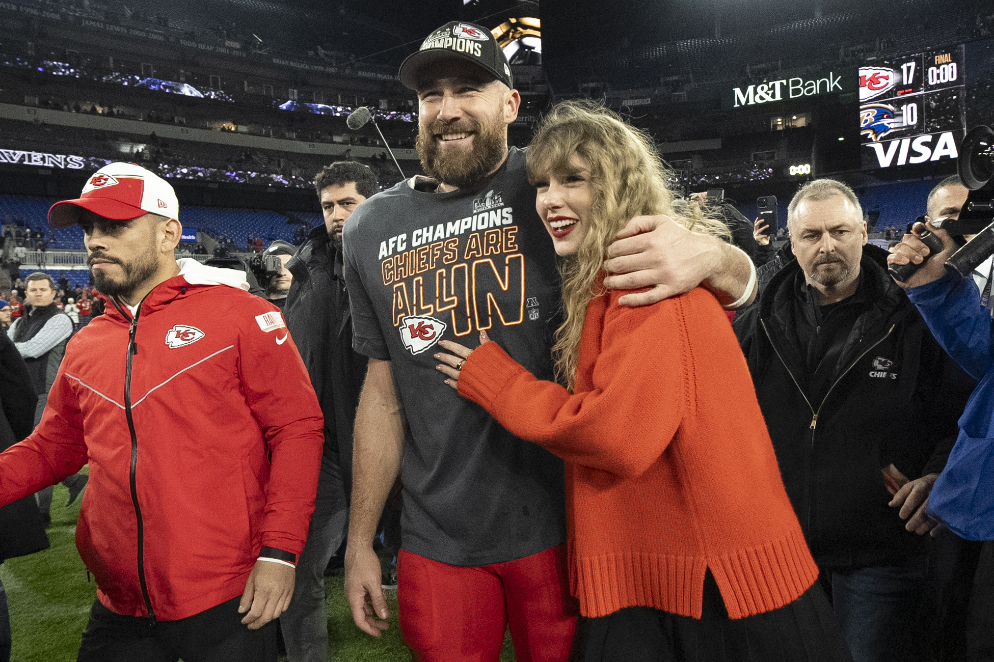 ARCHIVO - El tight end de los Chiefs de Kansas City Travis Kelce camina con Taylor Swift tras el campeonato de la AFC ante los Ravens de Baltimore el domingo 28 de enero de 2024, en Baltimore. (Foto AP/Julio Cortez, archivo)