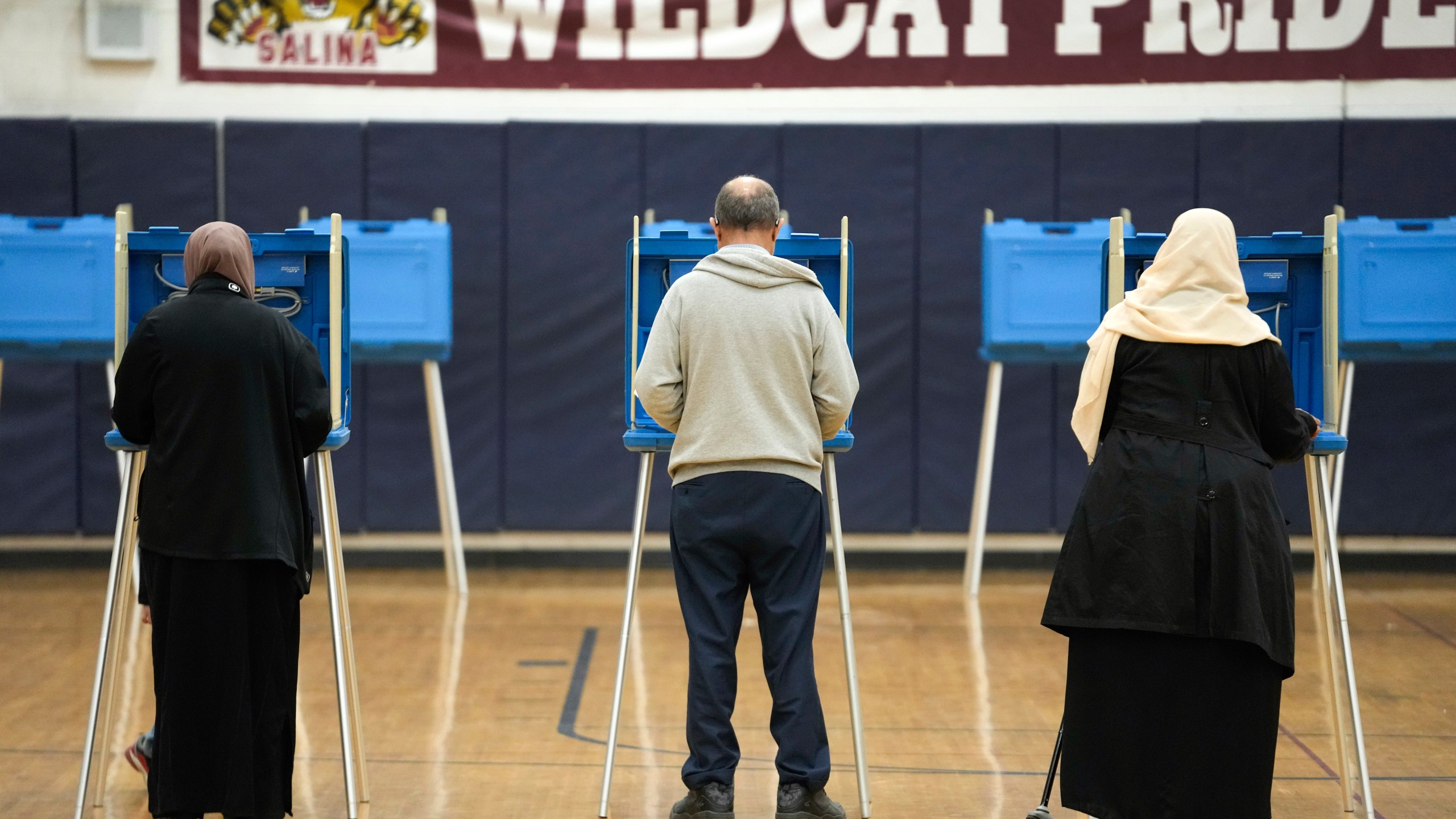 Personas votan en las elecciones primarias de Michigan, el martes 27 de febrero de 2024, en Dearborn, Michigan. (AP Foto/Paul Sancya)