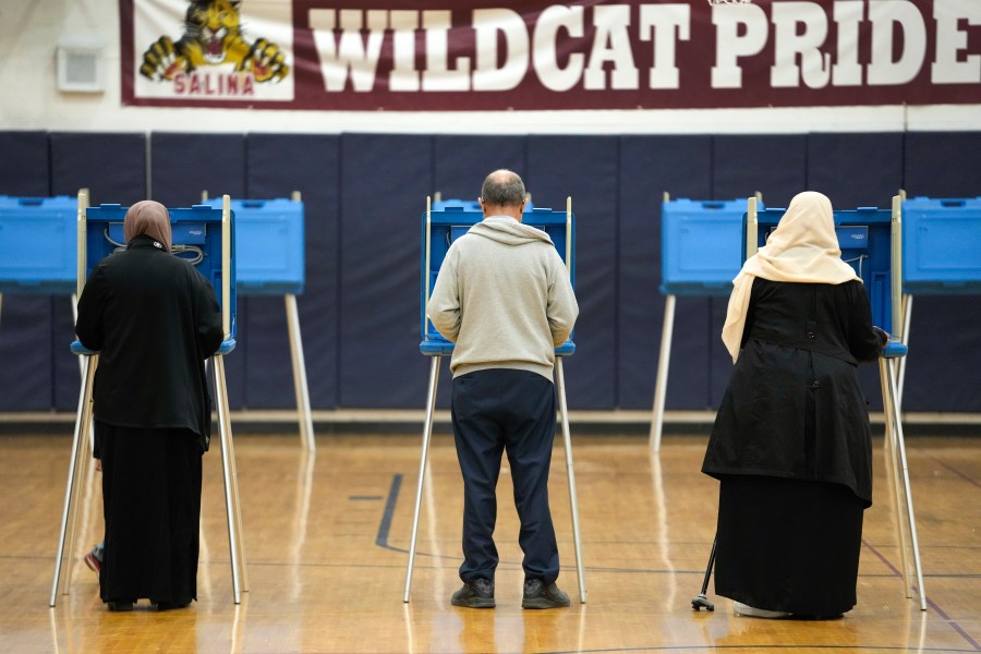 Personas votan en las elecciones primarias de Michigan, el martes 27 de febrero de 2024, en Dearborn, Michigan. (AP Foto/Paul Sancya)