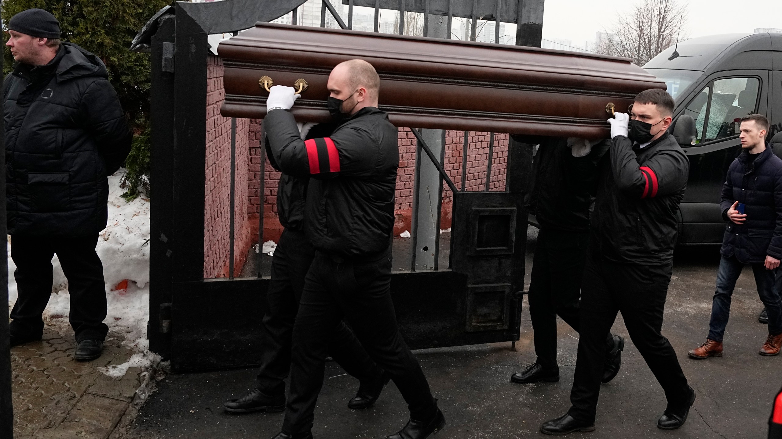 A coffin of Russian opposition leader Alexei Navalny is carried to the entrance of the Borisovskoye Cemetery during the funeral ceremony, in Moscow, Russia, Friday, March 1, 2024. Under a heavy police presence, thousands of people bade farewell Friday to Alexei Navalny at his funeral in Moscow after his still-unexplained death two weeks ago in an Arctic penal colony. (AP Photo)