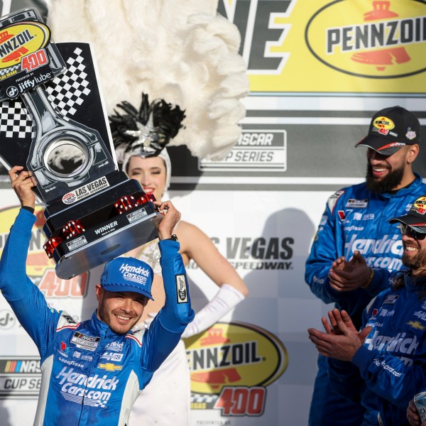 Kyle Larson (izquierda adelante) levanta el trofeo luego de ganar la carrera del Nascar Cup Series en el Las Vegas Motor Speedway, el domingo 3 de marzo de 2024, en Las Vegas. (AP Foto/Ian Maule)