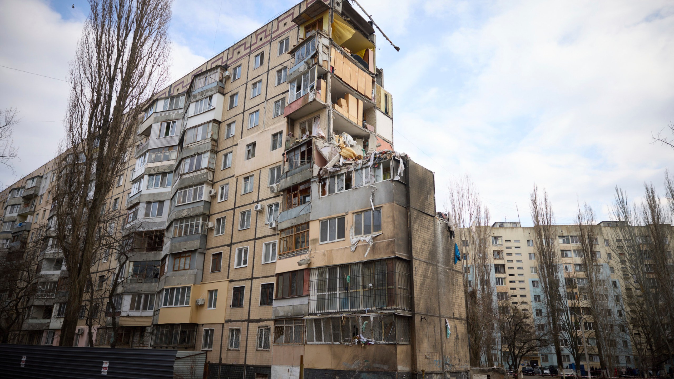 CORRECTS FIRST AND SECOND SENTENCES - In this photo provided by the Ukrainian Presidential Press Office, a damaged apartment building is seen near the location of a March 2 Russian attack during a visit of Ukrainian President Volodymyr Zelenskyy and Greece’s Prime Minister Kyriakos Mitsotakis in Odesa, Ukraine, on Wednesday, March 6, 2024. The sound of a large explosion reverberated around the Ukrainian port of Odesa as Zelenskyy and Mitsotakis ended a their Wednesday tour. (Ukrainian Presidential Press Office via AP)