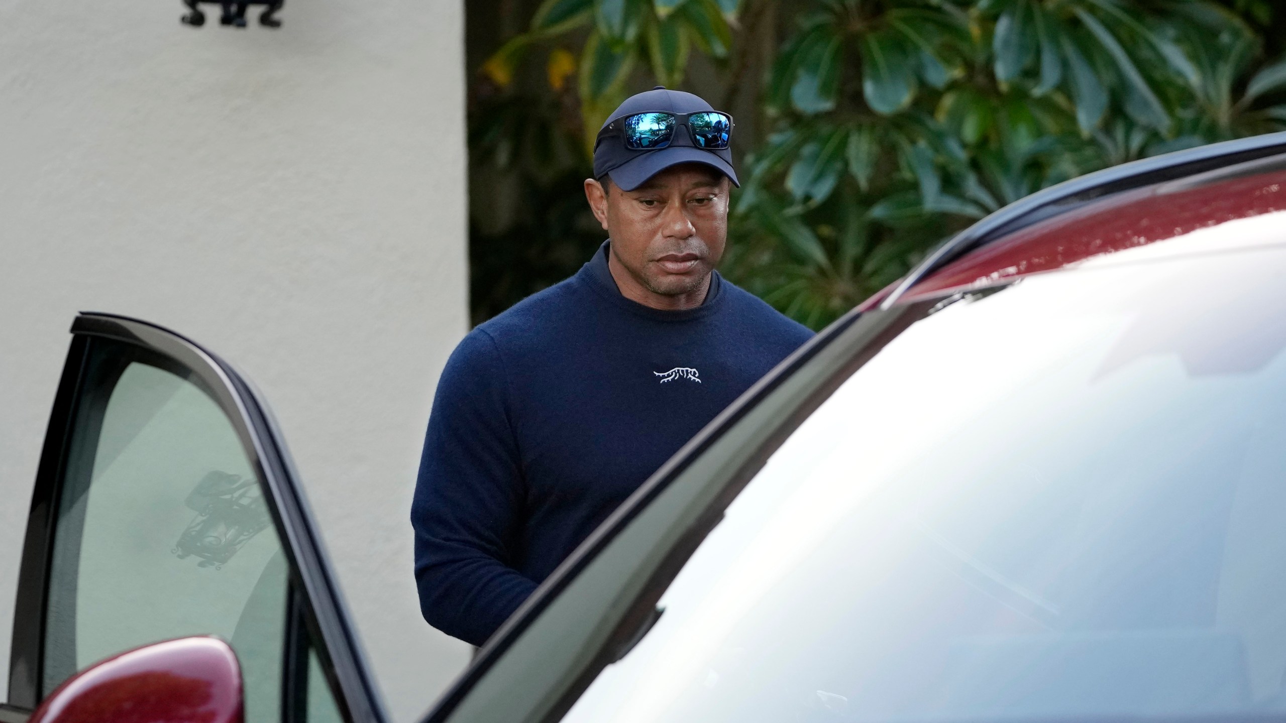 Tiger Woods aborda un vehículo luego de retirarse del Genesis Invitational en el Riviera Country Club de Los Ángeles, el viernes 16 de febrero de 2024 (AP Foto/Ryan Sun)