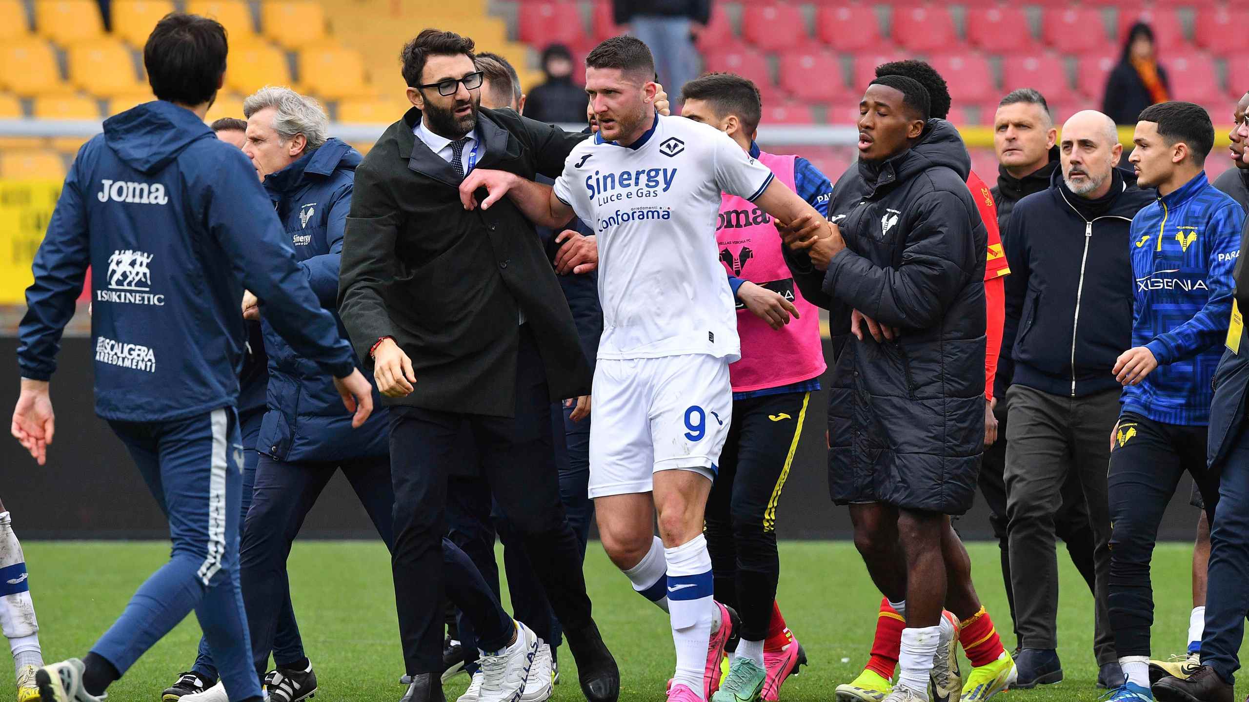 Verona's Thomas Henry, center, leaves the pitch after the Serie A soccer match between U.S. Lecce and Hellas Verona FC at Via del Mare Stadium, Lecce, Italy, Sunday March 10, 2024. Lecce coach Roberto D’Aversa head butted Hellas Verona striker Thomas Henry following a heated matchup between two teams just above the relegation zone in Serie A on Sunday. (Giovanni Evangelista/LaPresse via AP)
