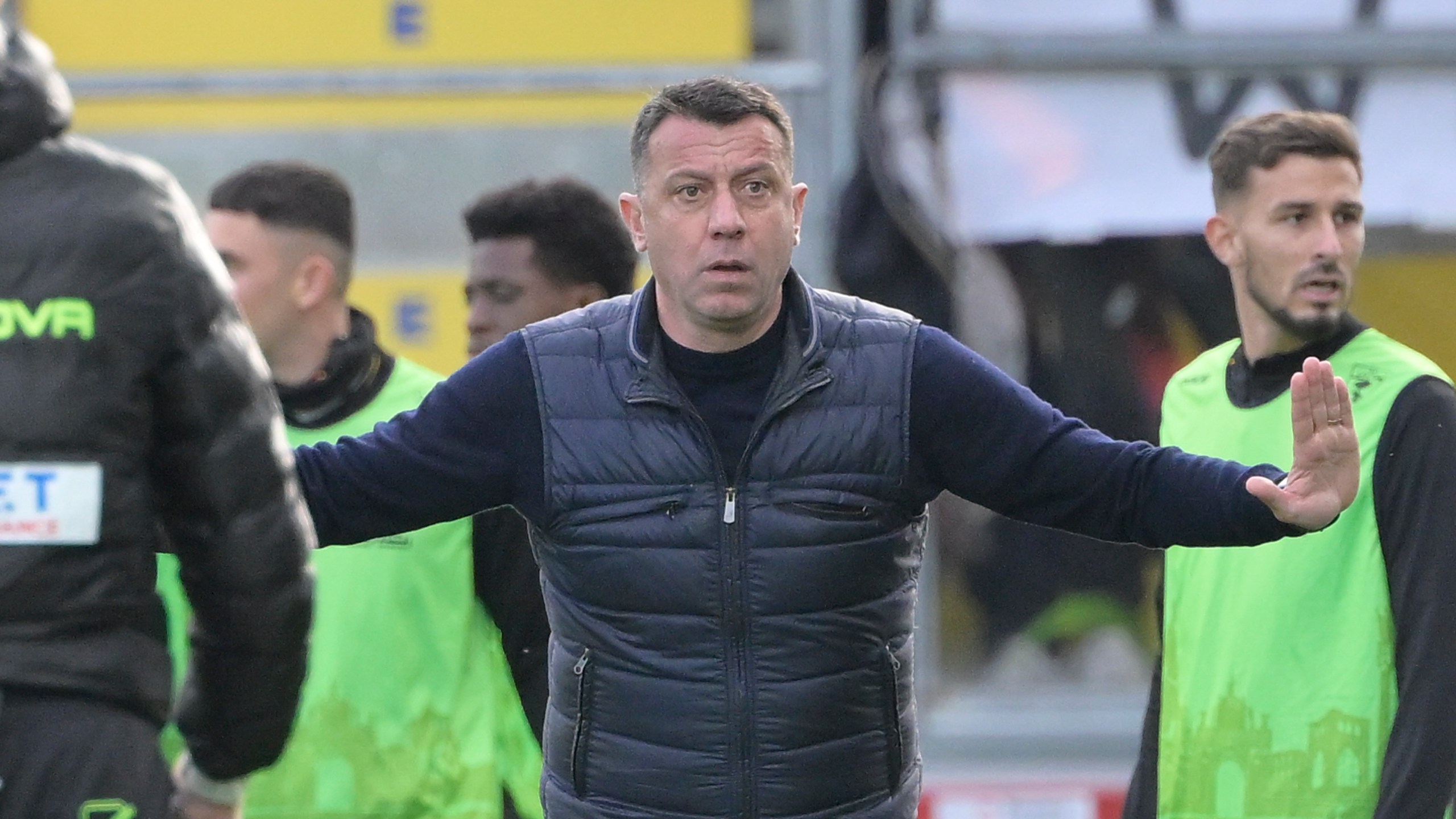 FILE - Lecce's head coach Roberto D'Aversa reacts during the Serie A soccer match between Frosinone and Lecce at the Stadio Benito Stirpe stadium in Frosinone, Italy, on March 3, 2024. D’Aversa head butted Hellas Verona striker Thomas Henry following a heated matchup between two teams just above the relegation zone in Serie A on Sunday, March 10, 2024. (Fabrizio Corradetti/LaPresse via AP, File)