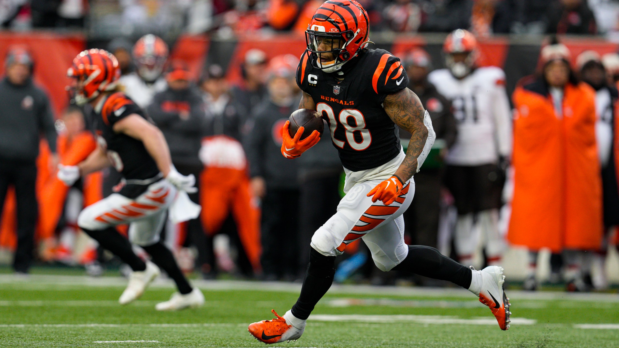 FILE - Cincinnati Bengals running back Joe Mixon (28) runs against the Cleveland Browns in the second half of an NFL football game in Cincinnati, Sunday, Jan. 7, 2024. The Houston Texans are acquiring running back Joe Mixon from the Cincinnati Bengals, a person familiar with the deal told The Associated Press on Tuesday, March 12, 2024.(AP Photo/Jeff Dean, File)