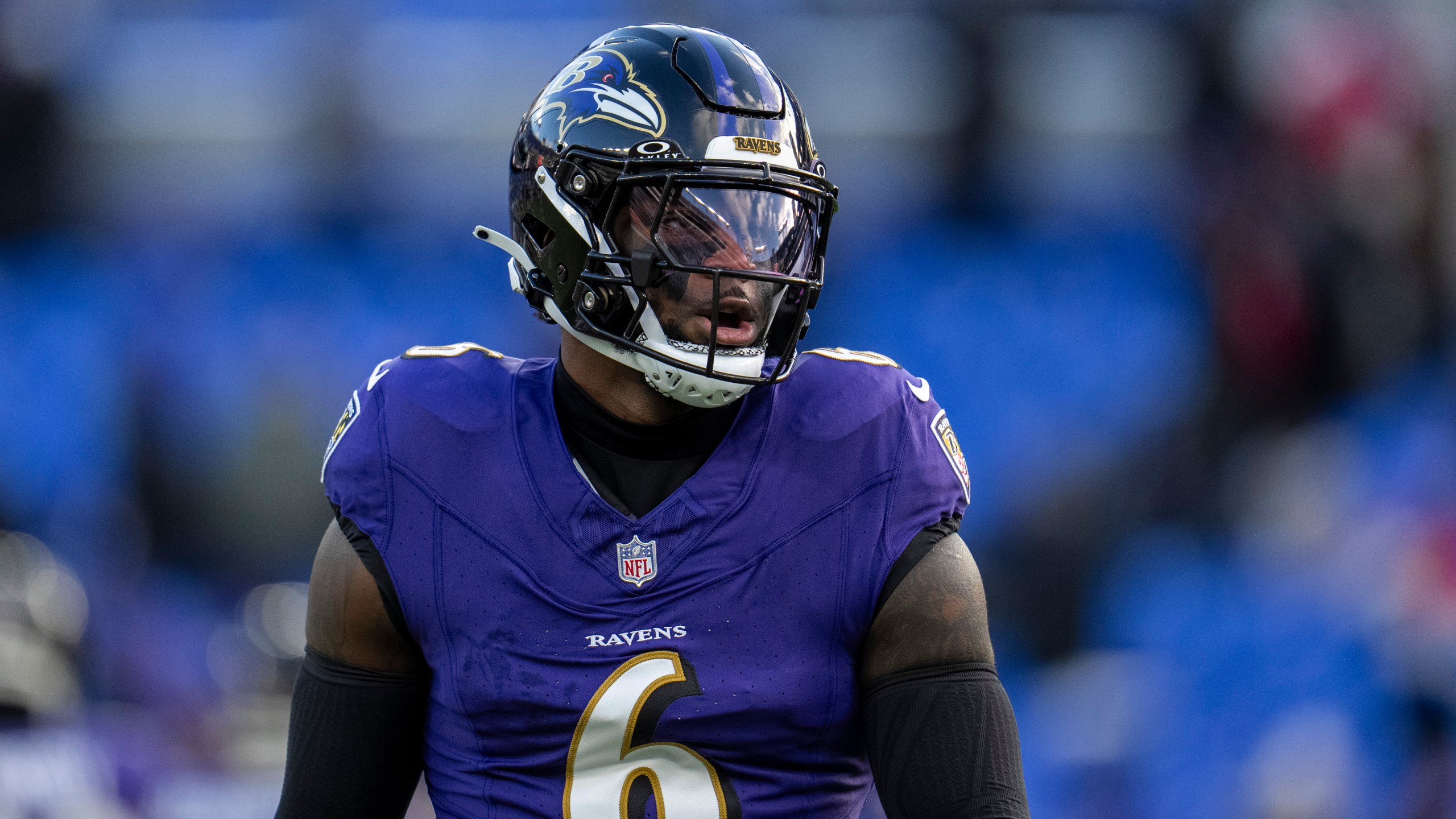 FILE - Baltimore Ravens linebacker Patrick Queen works out prior to an NFL football AFC divisional playoff game between the Baltimore Ravens and the Houston Texans, Jan. 20, 2024, in Baltimore. Pittsburgh is luring inside linebacker Queen away from rival Baltimore. The Steelers and the second-team All-Pro have agreed to a three-year deal worth $41 million, a person with knowledge of the deal tells The Associated Press. (AP Photo/Julio Cortez, File)