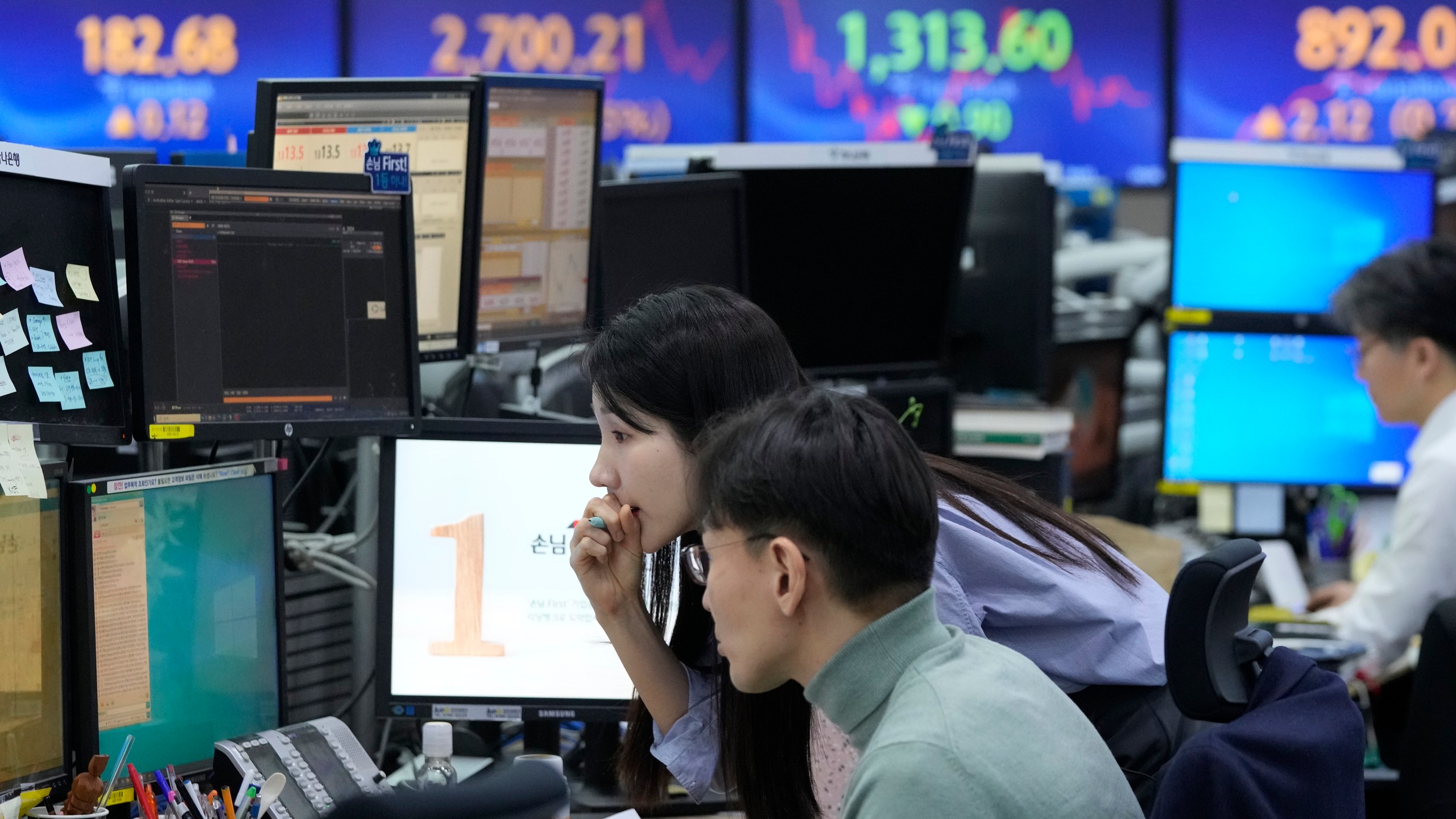 Currency traders watch monitors at the foreign exchange dealing room of the KEB Hana Bank headquarters in Seoul, South Korea, Thursday, March 14, 2024. Asian shares mostly declined Thursday in lackluster trading after U.S. stocks drifted to a mixed finish.(AP Photo/Ahn Young-joon)