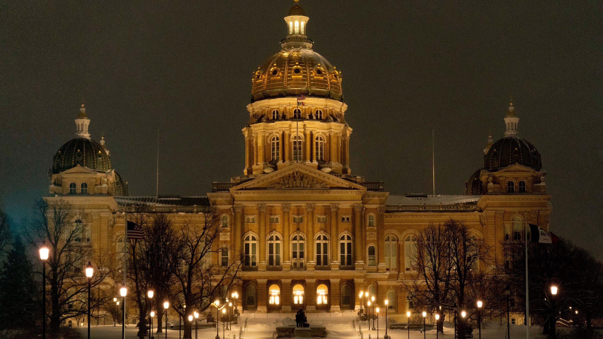 FILE - The Iowa Capitol is visible before sunrise, Jan. 12, 2024, in Des Moines, Iowa. A bill that would have criminalized the death of an “unborn person” has been shelved in Iowa after a Senate Republican joined Democrats in voicing concerns about the potential impact on in vitro fertilization after an Alabama court found frozen embryos can be considered children. (AP Photo/Andrew Harnik, File)