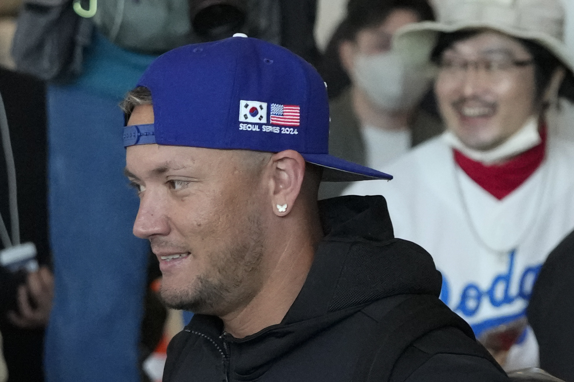 CORRECTS DATE - Los Angeles Dodgers infielder Miguel Rojas walks through a terminal during the baseball team's arrival at Incheon International Airport, Friday, March 15, 2024, in Incheon, South Korea, ahead of the team's baseball series against the San Diego Padres. (AP Photo/Lee Jin-man)