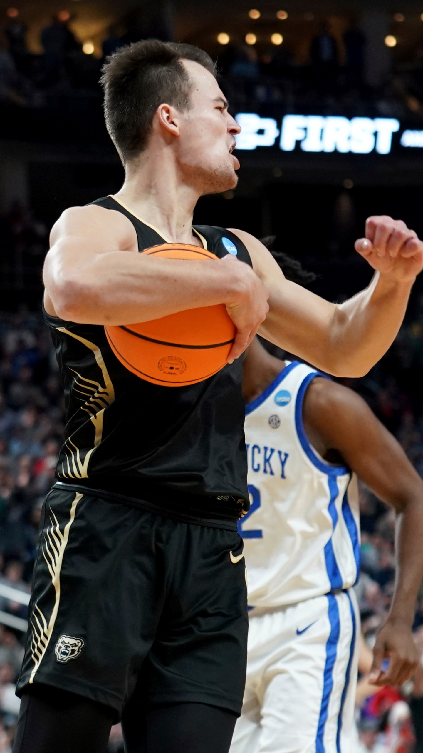 Oakland's Jack Gohlke (3) celebrates the team's win over Kentucky in a college basketball game in the first round of the men's NCAA tournament Thursday, March 21, 2024, in Pittsburgh. (AP Photo/Matt Freed)