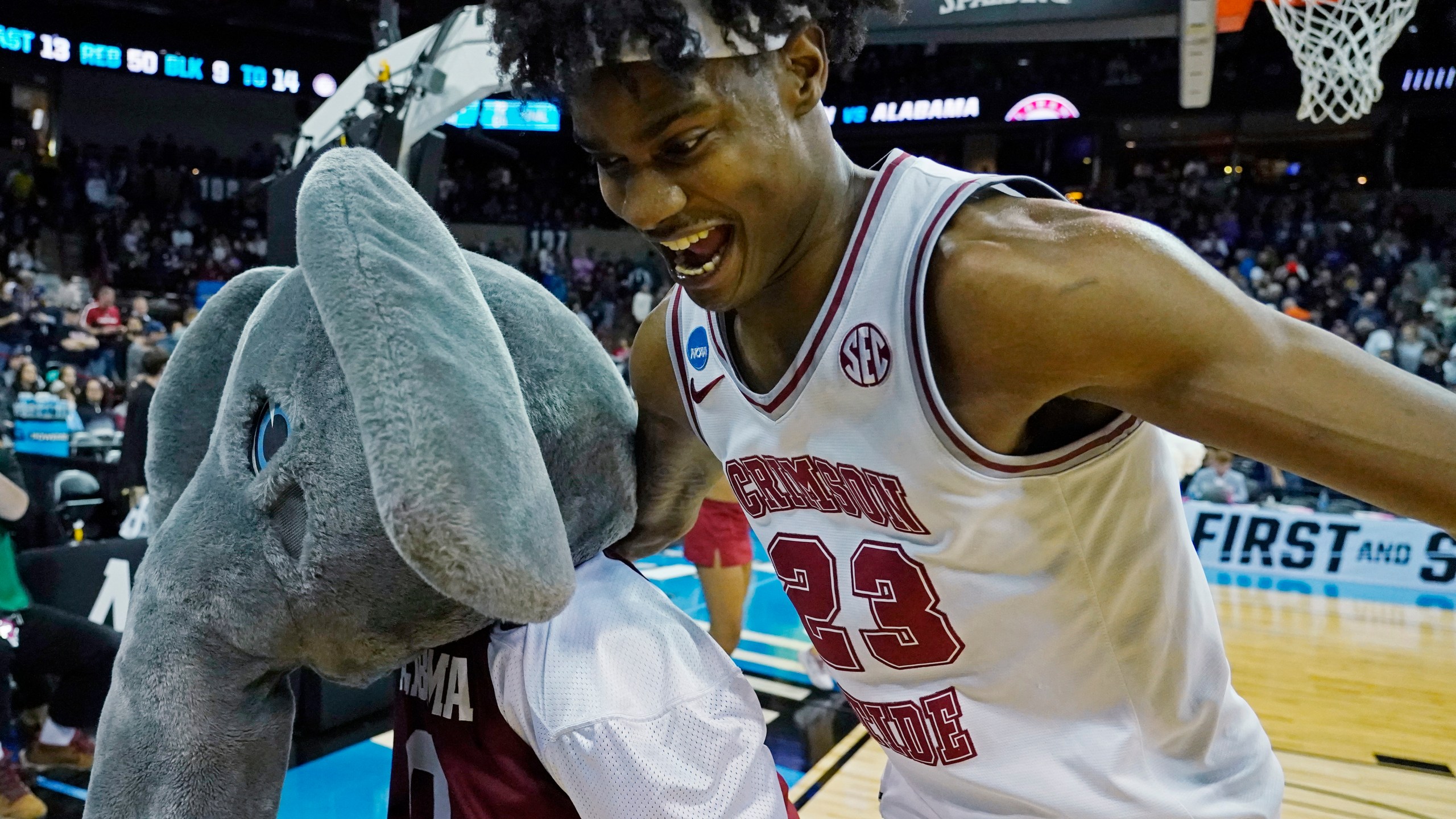 Alabama forward Nick Pringle (23) celebrates with the mascot after Alabama beat Grand Canyon in a second-round college basketball game in the NCAA Tournament in Spokane, Wash., Sunday, March 24, 2024. (AP Photo/Ted S. Warren)