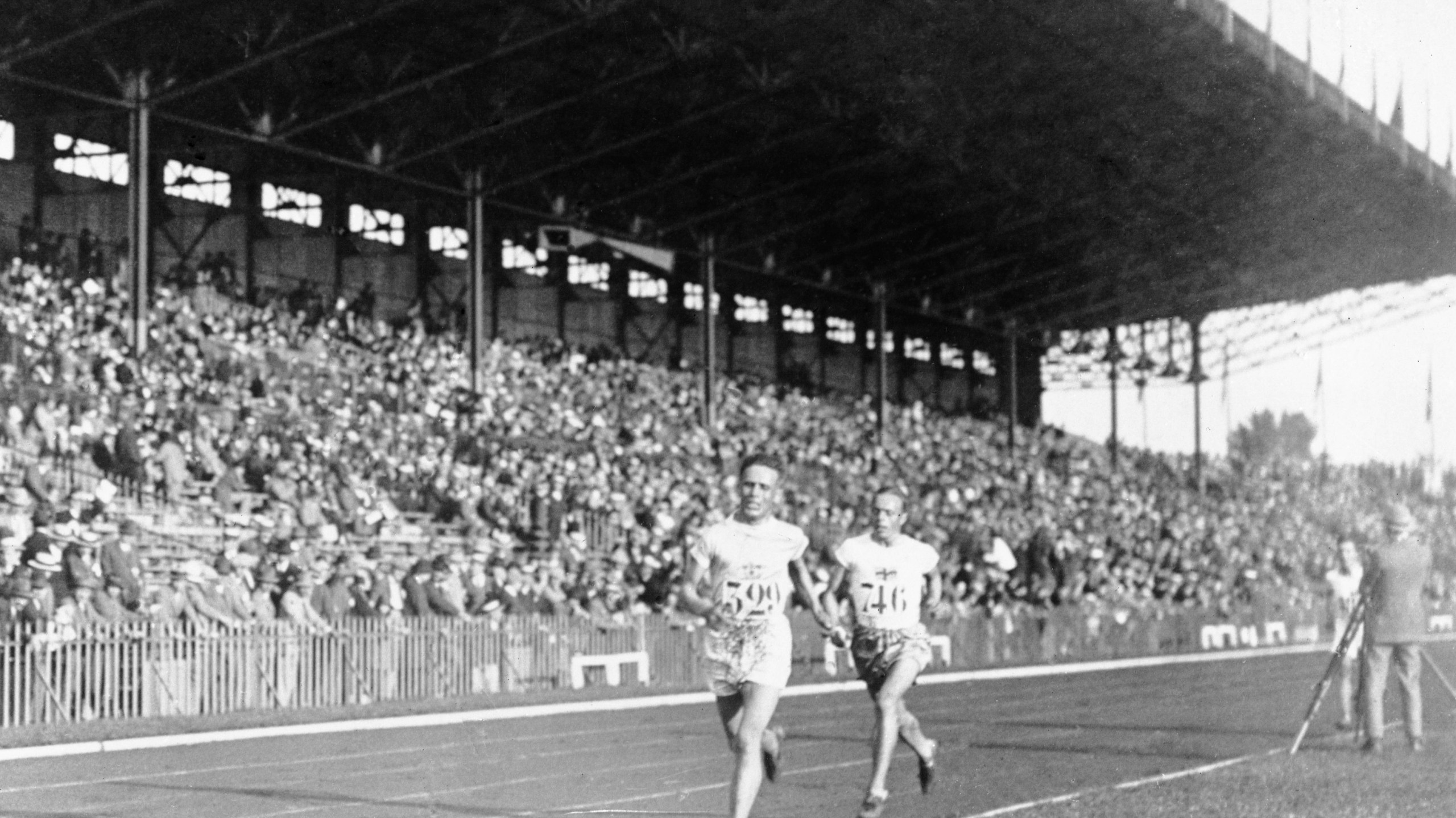 FILE - Vilho Ritola, of Finland, leads the field during the men's 10,000-meter race at the 1924 Olympics in Paris, In this 1924 file photo. Ritola won the gold medal for the event. Ahead of this summer's Paris Olympics, an exhibit in the French capital shows how the Games have been a "mirror of society" since the beginning of the 20th century. (AP Photo/File)