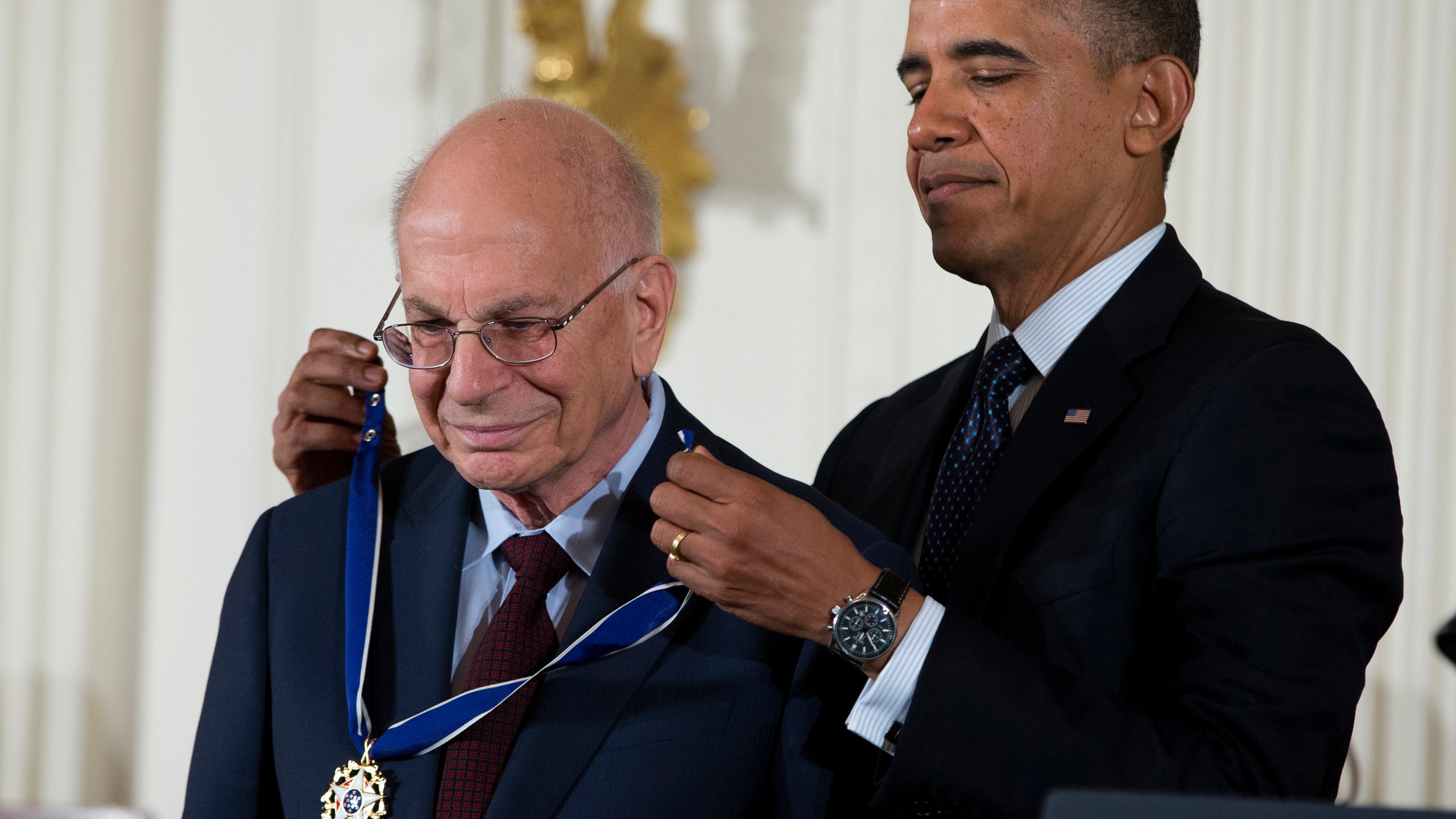 FILE - President Barack Obama awards psychologist Daniel Kahneman with the Presidential Medal of Freedom, Nov. 20, 2013, during a ceremony in the East Room of the White House in Washington. Kahneman, a psychologist who won a Nobel Prize in economics for his insights into how ingrained neurological biases influence decision making, died Wednesday, March 27, 2024, at the age of 90. (AP Photo/Evan Vucci, File)