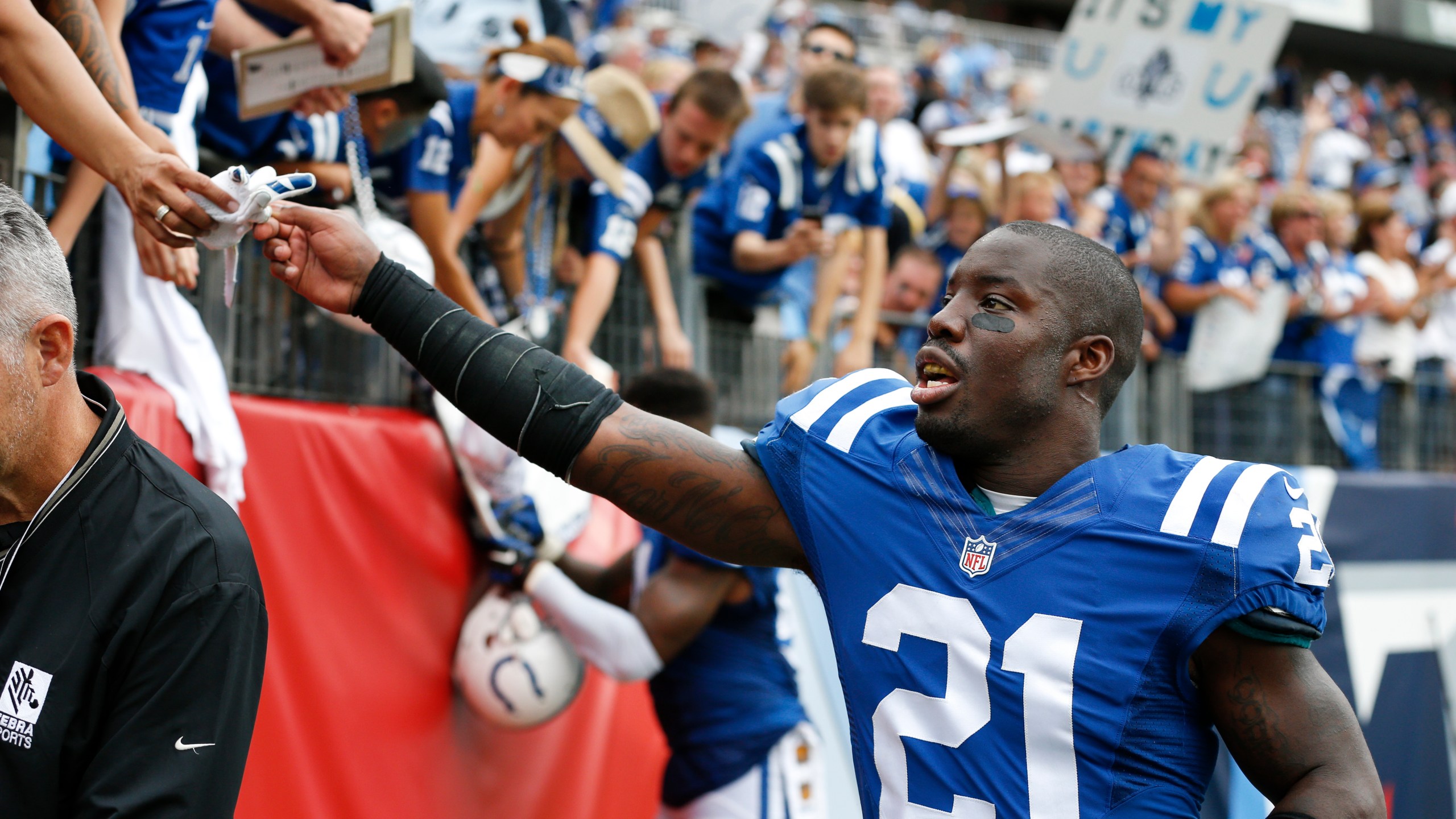 FILE - Indianapolis Colts cornerback Vontae Davis (21) gives his gloves to a fan after an NFL football game against the Tennessee Titans Sunday, Sept. 27, 2015, in Nashville, Tenn. The Colts won 35-33. Former Miami Dolphins and Indianapolis Colts cornerback Vontae Davis was found dead in his South Florida home on Monday, April 1, 2024, but police say no foul play is suspected.(AP Photo/Weston Kenney, File)