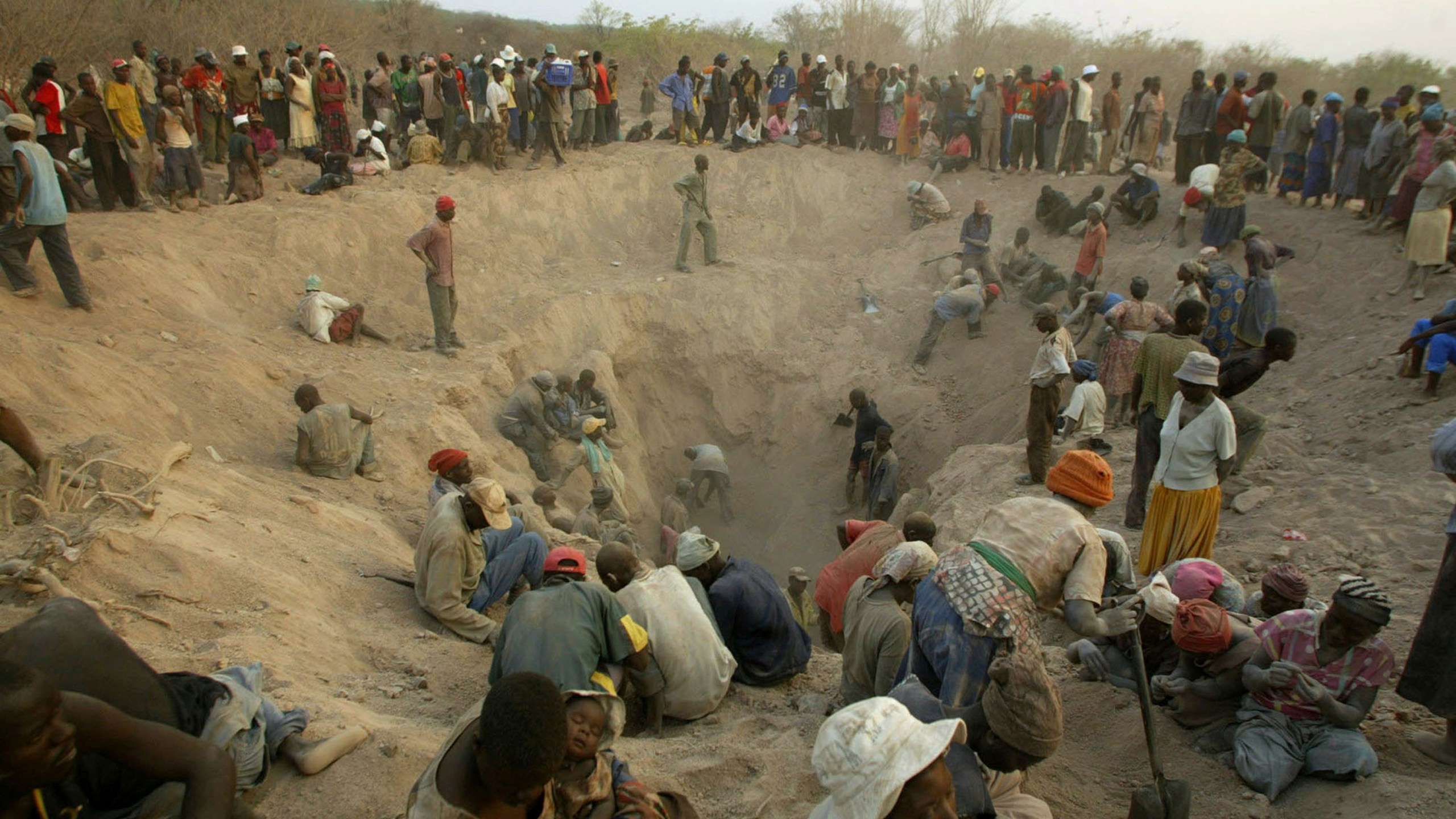 FILE - Miners dig for diamonds in Marange, eastern Zimbabwe, Nov. 1, 2006. The United States and its Western allies are feuding with Russia over its diamond production, but they joined forces Wednesday, April 3, 2024, to keep supporting the Kimberley Process, which aims to eliminate the trade in “blood diamonds” that helped fuel devastating conflicts in Africa. (AP Photo/Tsvangirayi Mukwazhi, File)