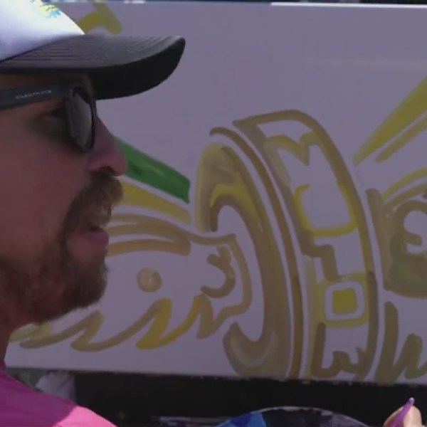 Justin Patten paints an image at the Indianapolis 500