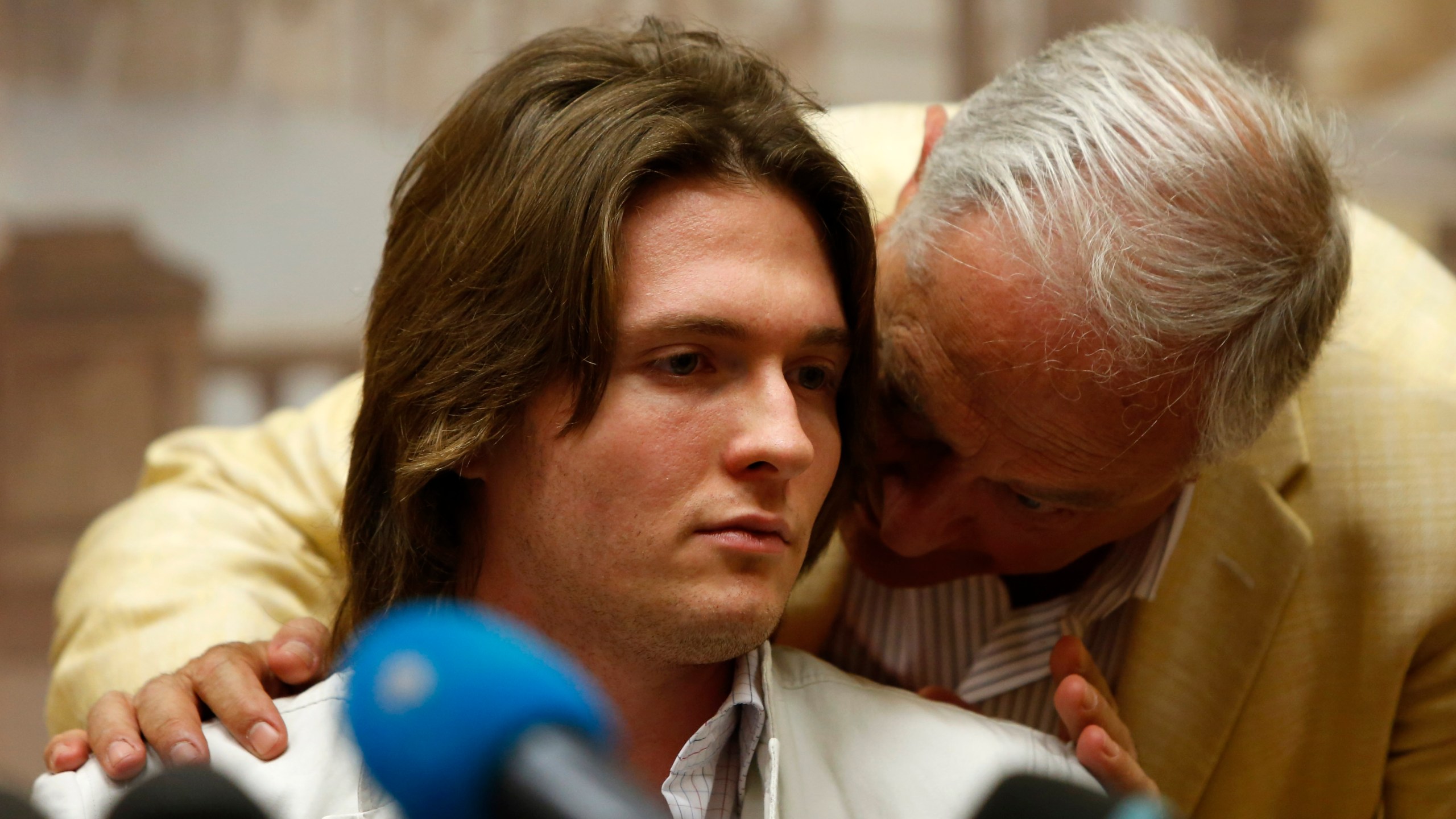 FILE - Raffaele Sollecito listens to his father Francesco Sollecito, right, during a press conference in Rome, Tuesday, July 1, 2014. Amanda Knox returns to an Italian courtroom Wednesday June 5, 2024, for the first time in more than 12½ years to clear herself ‘once and for all’ of a slander charge that stuck even after she was exonerated in the brutal 2007 murder of her British roommate in the idyllic hilltop town of Perugia. (AP Photo/Riccardo De Luca, File)