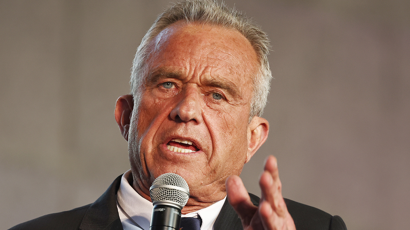 A picture of Robert F. Kennedy Jr. speaking to a crowd in Los Angeles.