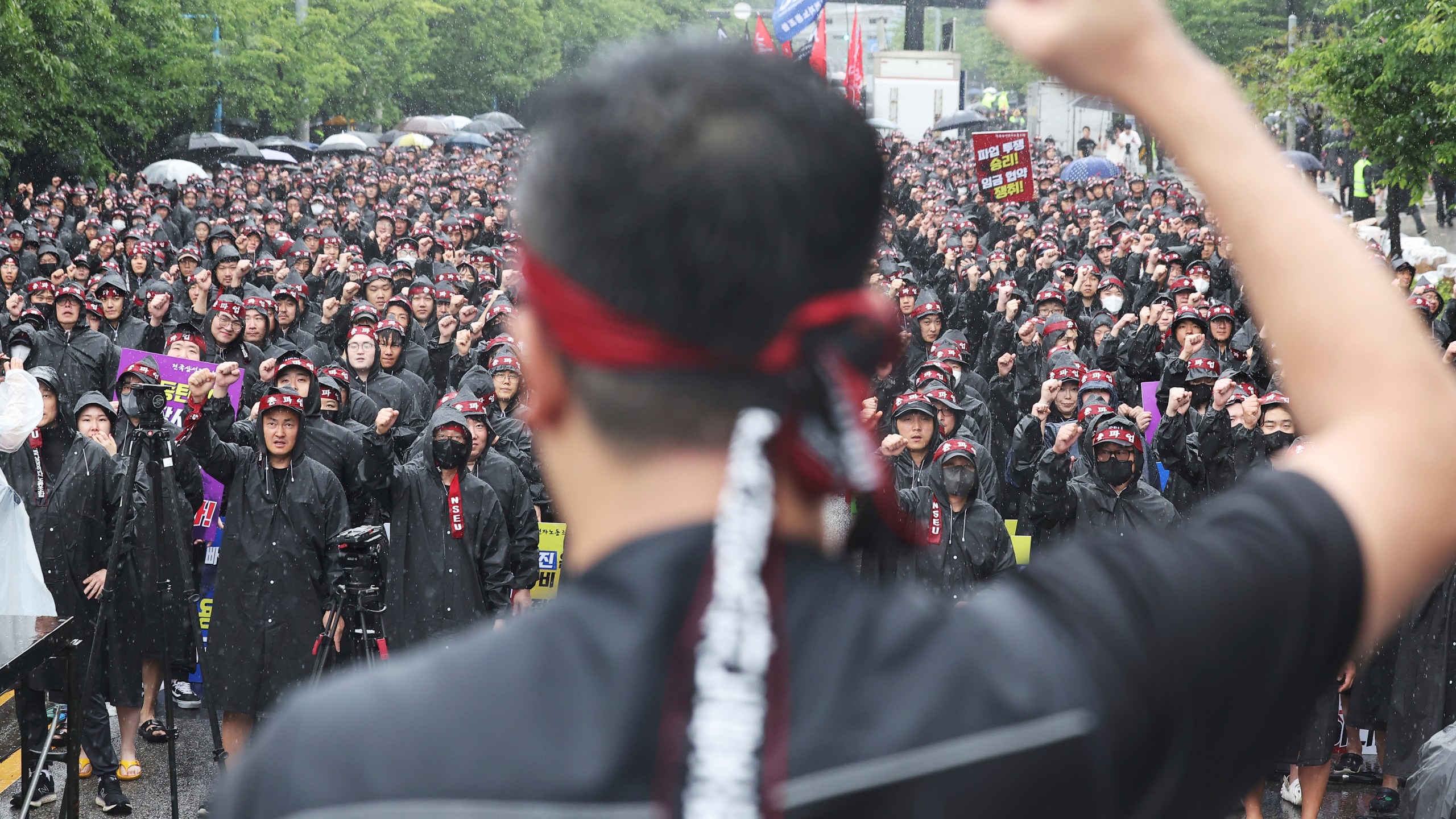 Members of the National Samsung Electronics Union shout slogans during a rally outside of Samsung Electronics' Hwaseong campus in Hwaseong, South Korea, Monday, July 8, 2024. Unionized workers at Samsung Electronics declared an indefinite strike Wednesday, July 10 to pressure South Korea’s biggest company to accept their calls for higher pays and other benefits. (Hong Ki-won/Yonhap via AP)