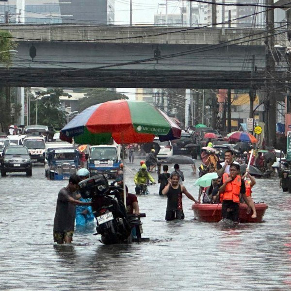 CORRECTS PHOTOGRAPHER'S LAST NAME TO CALUPITAN - Streets flood from monsoon rains worsened by offshore typhoon Gaemi on Wednesday, July 24, 2024, in Manila, Philippines. (AP Photo/Joeal Calupitan)