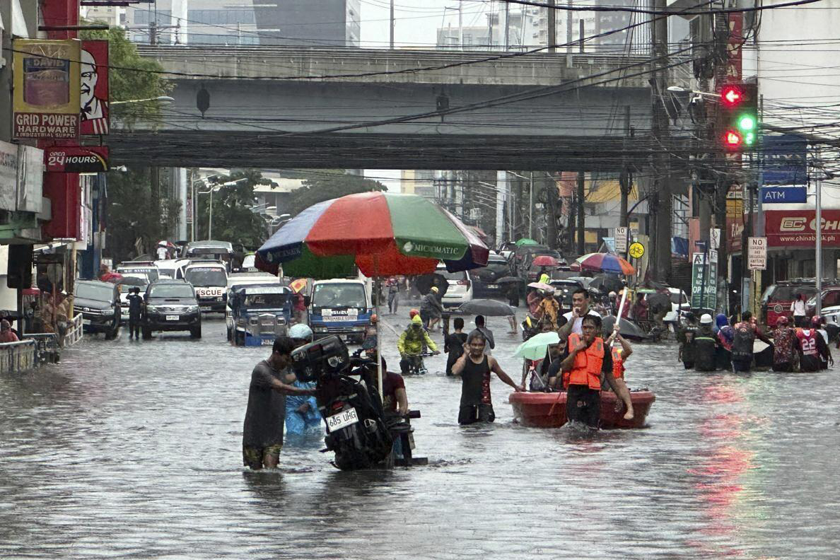 CORRECTS PHOTOGRAPHER'S LAST NAME TO CALUPITAN - Streets flood from monsoon rains worsened by offshore typhoon Gaemi on Wednesday, July 24, 2024, in Manila, Philippines. (AP Photo/Joeal Calupitan)