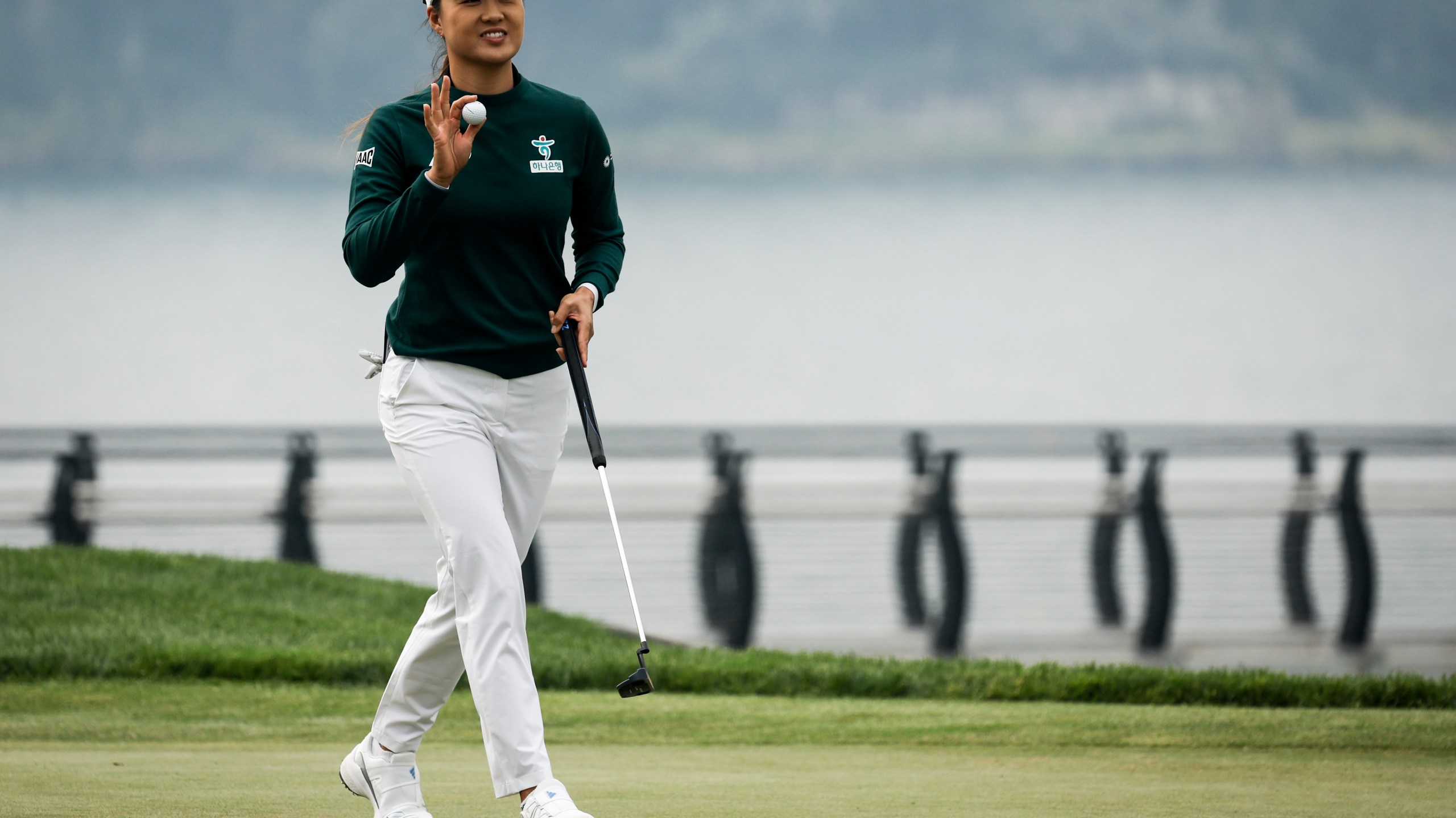 Australia's Minjee Lee acknowledges applause from spectators after making a putt on the 17th hole during the first round at the LPGA Canadian Women's Open golf tournament in in Calgary, Alberta, Thursday, July 25, 2024. (Jeff McIntosh/The Canadian Press via AP)