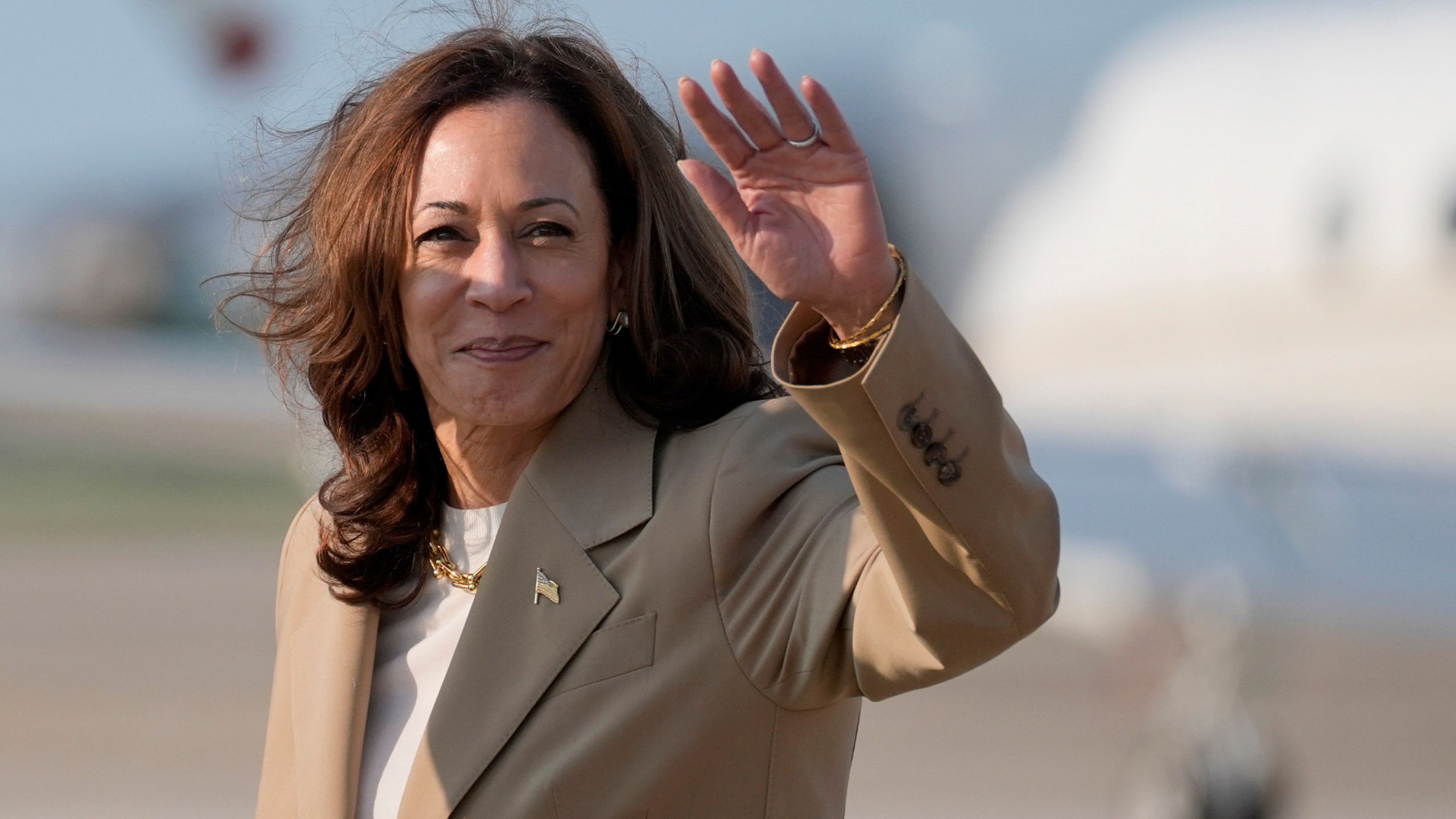 Vice President Kamala Harris waves upon arrival at Andrews Air Force Base in Md., Saturday, July 27, 2024. Harris is returning to Washington after participating in a political event in Pittsfield, Mass. (AP Photo/Stephanie Scarbrough, Pool)