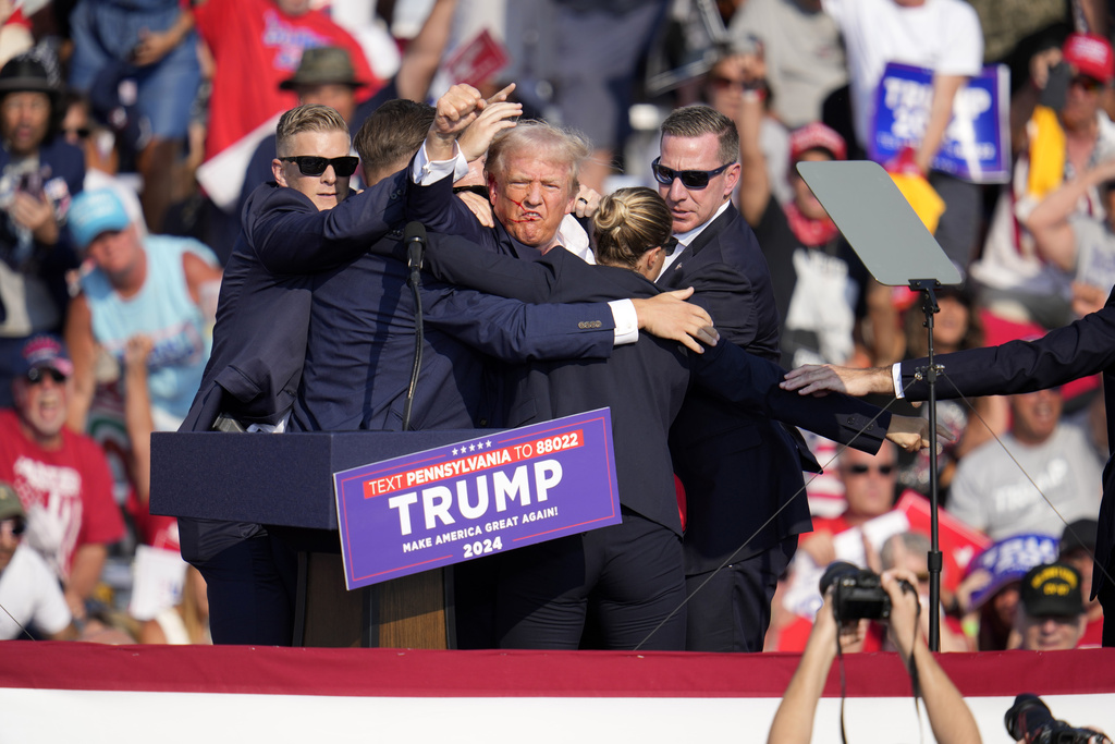 Donald Trump surrounded by Secret Service