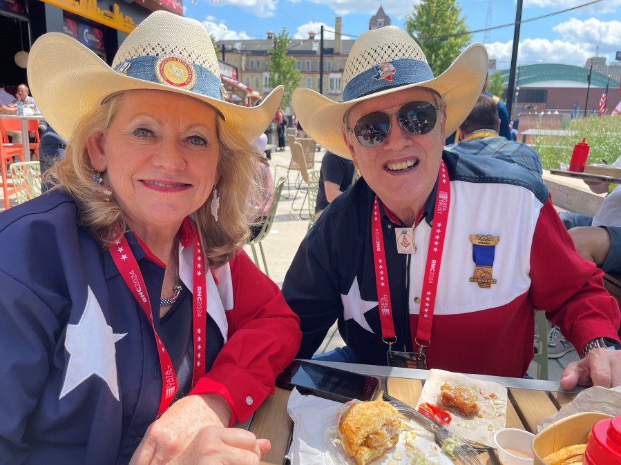 Two conventiongoers at the RNC sharing a meal.