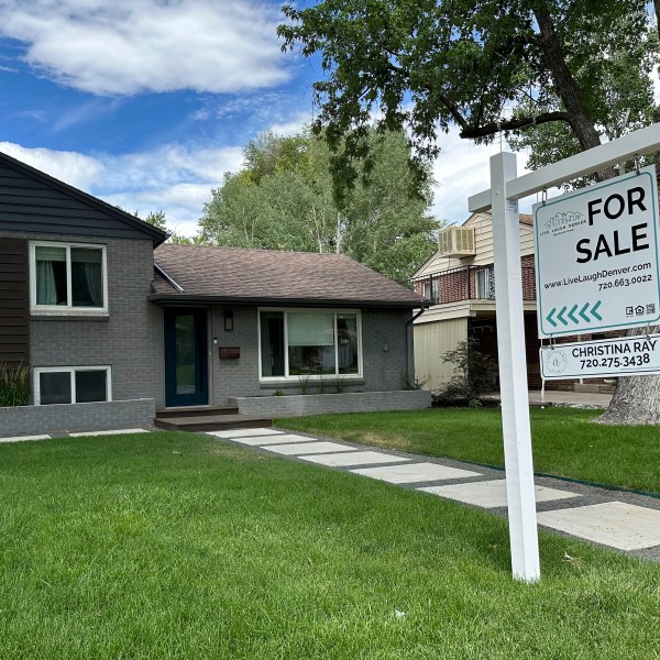 FILE - A for sale sign stands outside a single-family home June 27, 2024, in Englewood, Colo. On Thursday, Aug. 1, 2024, Freddie Mac reports on this week's average U.S. mortgage rates. (AP Photo/David Zalubowski, File)