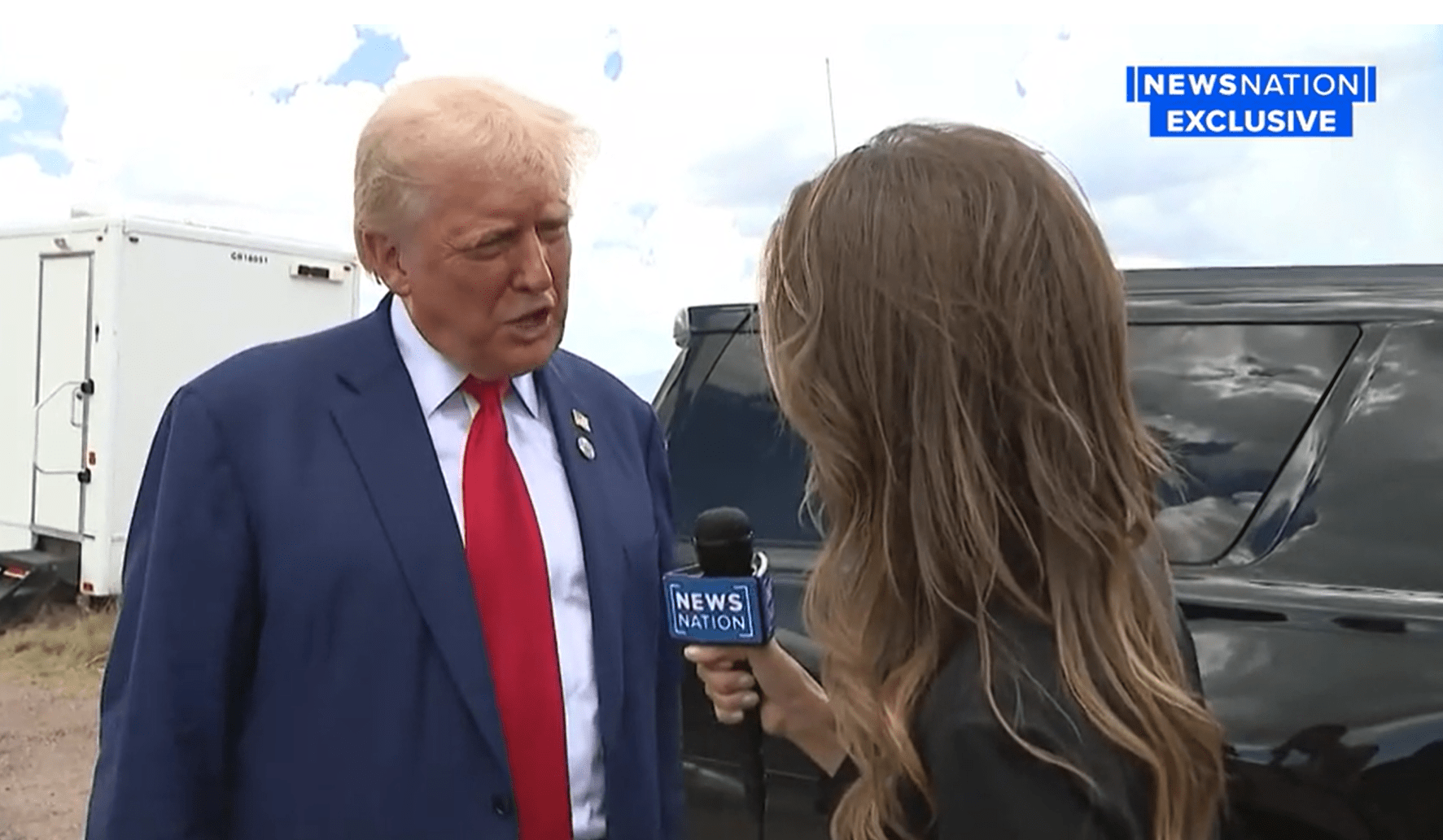 Dona;d Trump talks to reporter