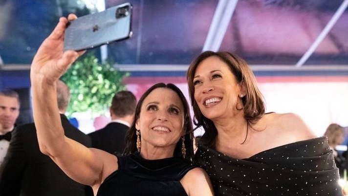 Julia Louis-Dreyfus and Vice President Kamala Harris at a White House dinner in 2022.