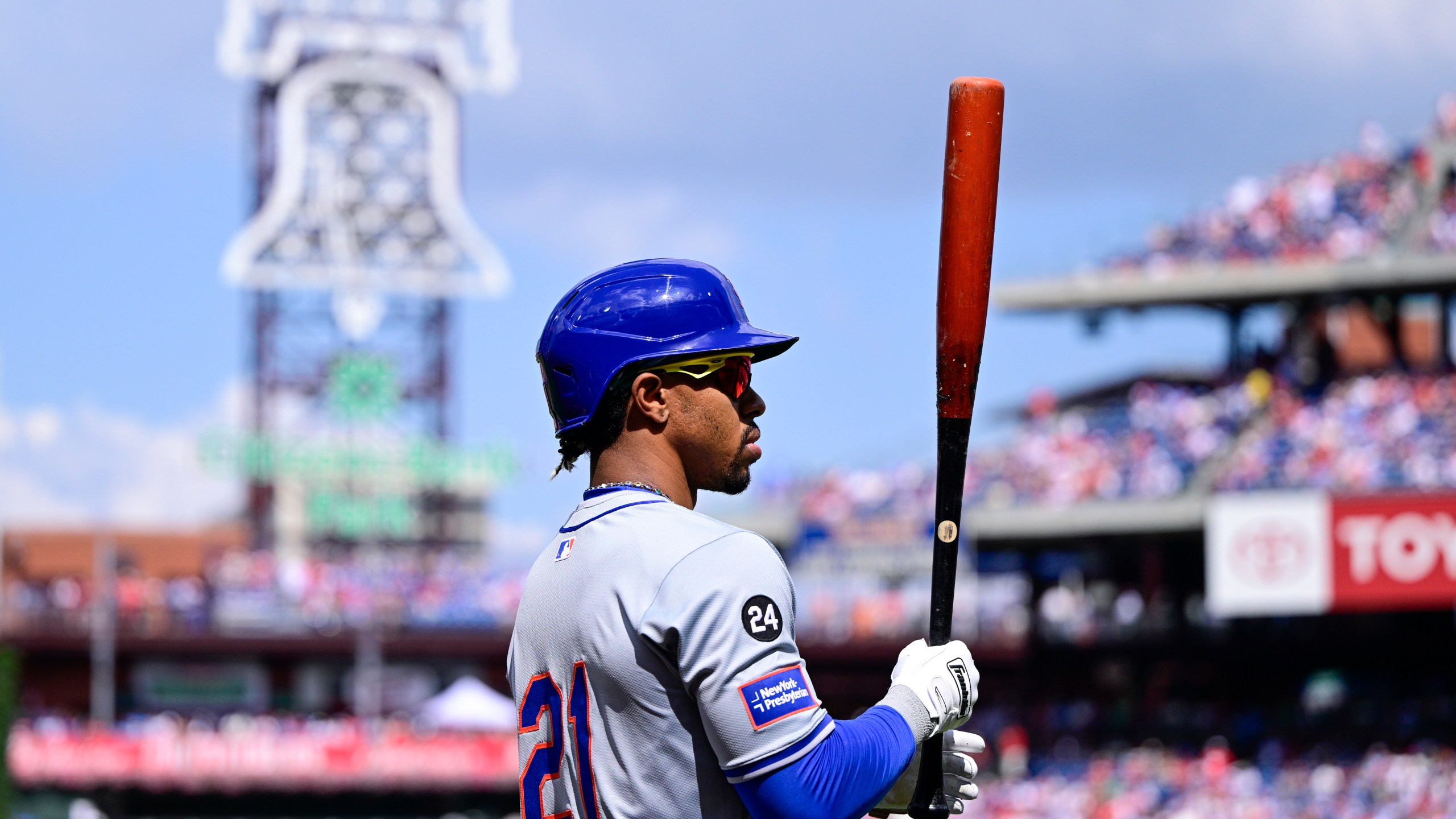 New York Mets' Francisco Lindor prepares for an at-bat during the first inning of a baseball game against the Philadelphia Phillies, Sunday, Sept. 15, 2024, in Philadelphia. (AP Photo/Derik Hamilton)