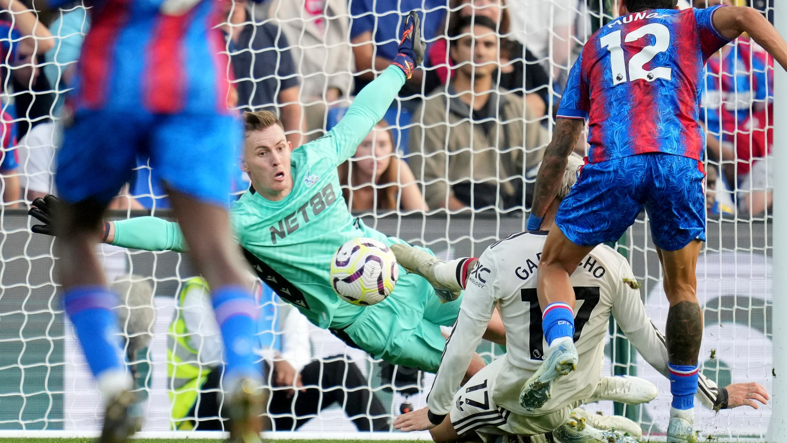 Crystal Palace's goalkeeper Dean Henderson goes for a save in front of Manchester United's Alejandro Garnacho during the English Premier League soccer match between Crystal Palace and Manchester United at Selhurst Park in London, Saturday, Sept. 21, 2023. (AP Photo/Kin Cheung)