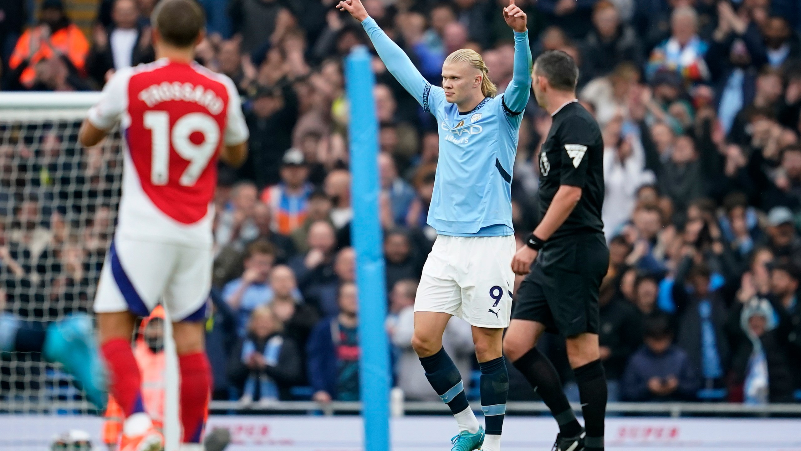 Manchester City's Erling Haaland, center, celebrates after scoring his side's opening goal during the English Premier League soccer match between Manchester City and Arsenal at the Etihad stadium in Manchester, England, Sunday, Sept. 22, 2024. (AP Photo/Dave Thompson)