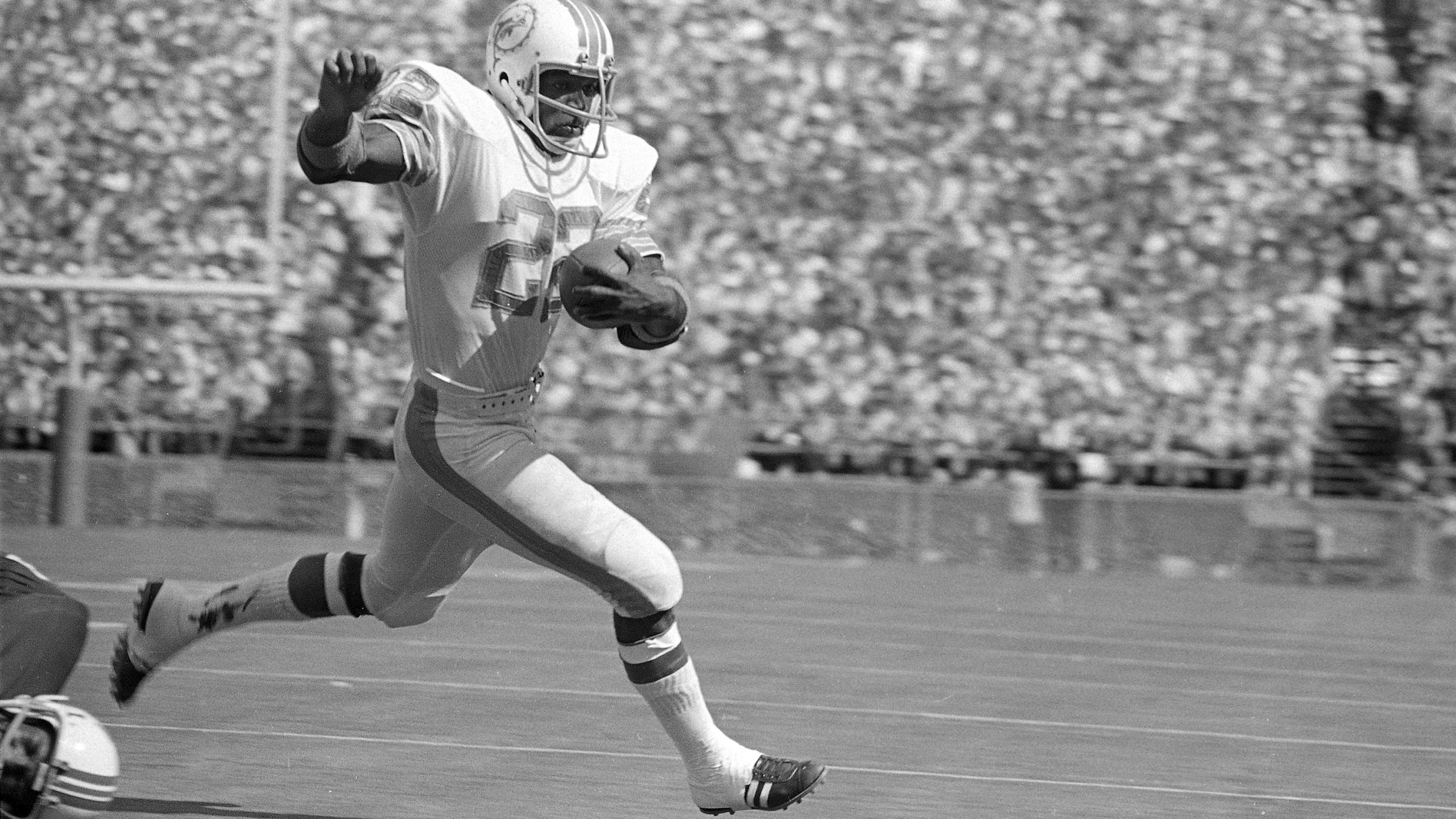 Miami Dolphins running back Eugene "Mercury" Morris scores against the New England Patriots, during an NFL football game, Nov. 13, 1972 at Miami's Orange Bowl. (AP Photo/Jim Bourdier)