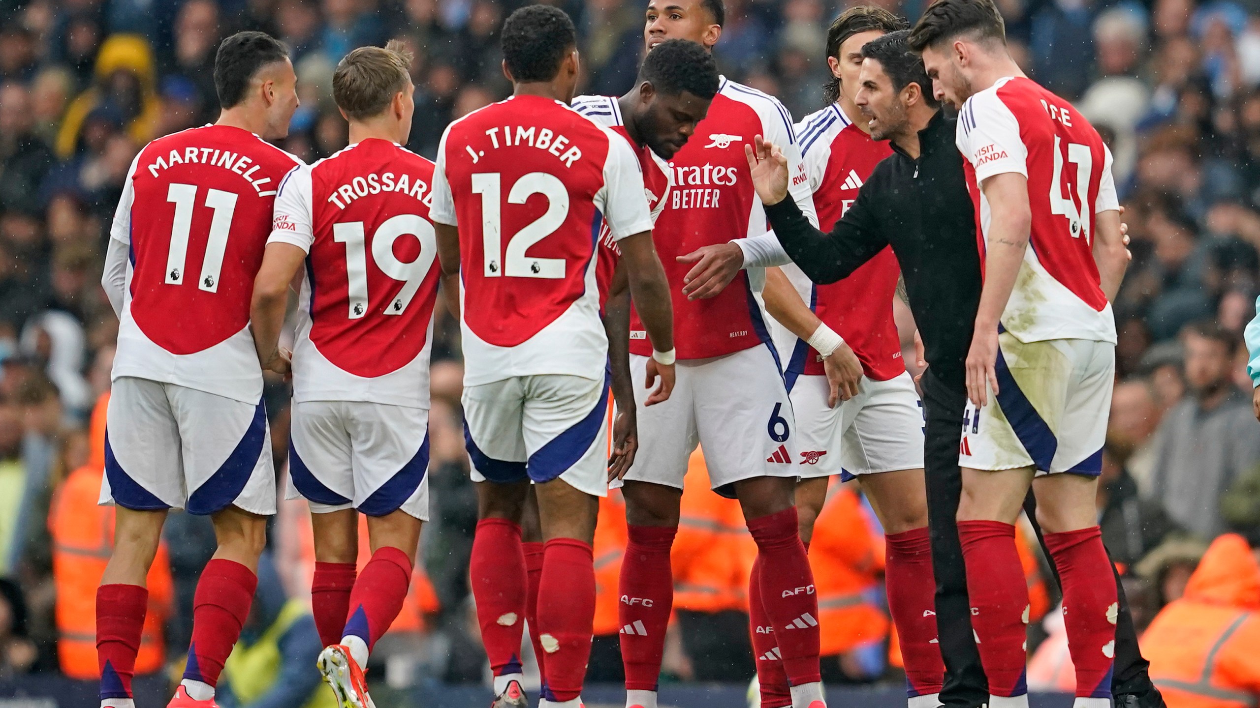 Arsenal's manager Mikel Arteta talks to his players during the English Premier League soccer match between Manchester City and Arsenal at the Etihad stadium in Manchester, England, Sunday, Sept. 22, 2024. (AP Photo/Dave Thompson)