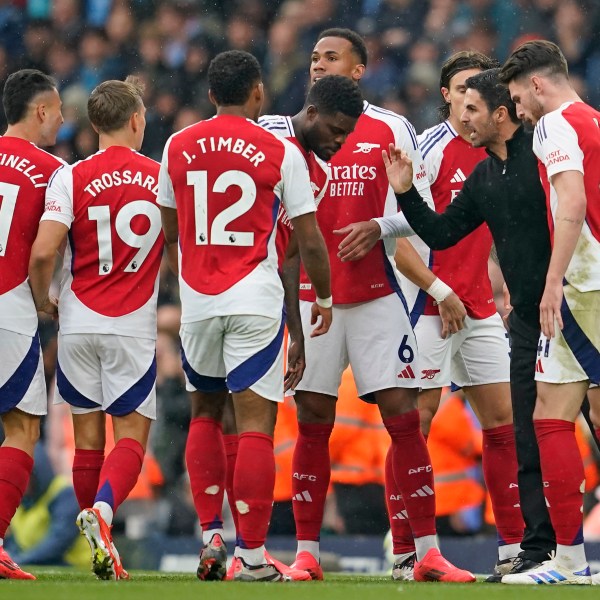 Arsenal's manager Mikel Arteta talks to his players during the English Premier League soccer match between Manchester City and Arsenal at the Etihad stadium in Manchester, England, Sunday, Sept. 22, 2024. (AP Photo/Dave Thompson)