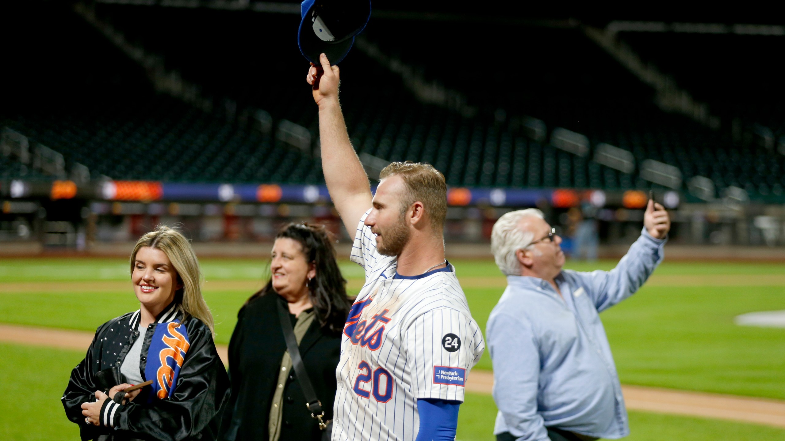 New York Mets first baseman Pete Alonso came back out onto the field to take pictures with his family after a baseball game against the Philadelphia Phillies Sunday, Sept. 22, 2024, in New York. (AP Photo/John Munson)