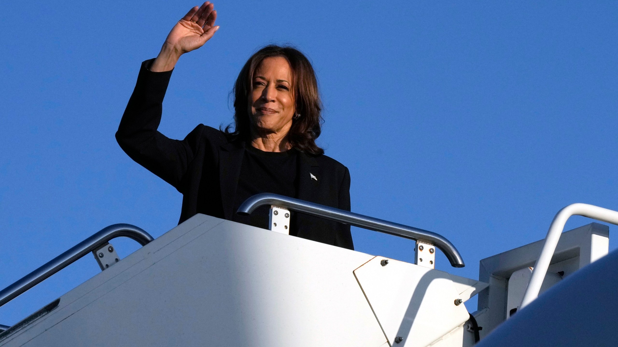 La candidata presidencial demócrata y vicepresidenta, Kamala Harris, aborda el Air Force Two en el Aeropuerto Internacional Charlotte Douglas, el sábado 5 de octubre de 2024, en Charlotte, Carolina del Norte, tras una sesión informativa sobre los daños del huracán Helene. (AP Foto/Chris Carlson)