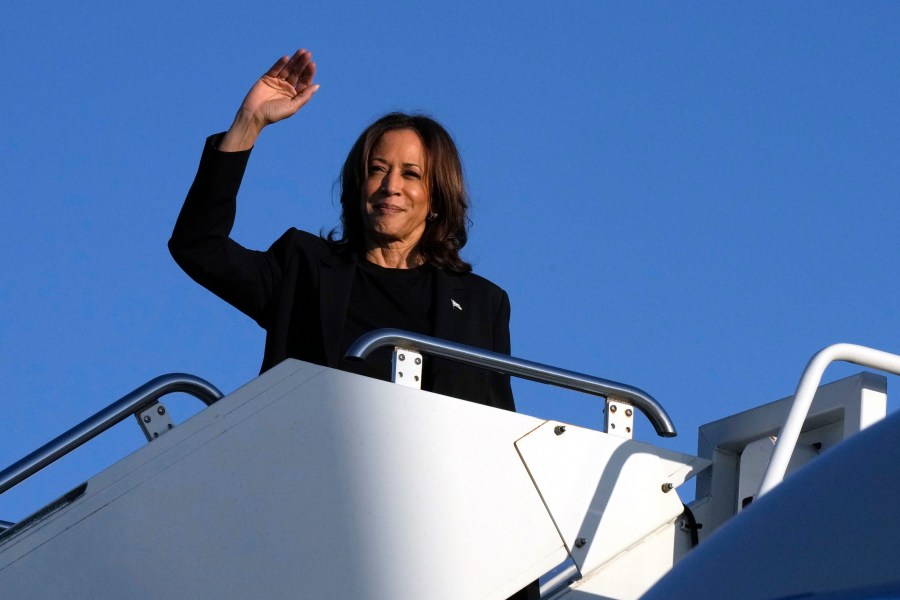 La candidata presidencial demócrata y vicepresidenta, Kamala Harris, aborda el Air Force Two en el Aeropuerto Internacional Charlotte Douglas, el sábado 5 de octubre de 2024, en Charlotte, Carolina del Norte, tras una sesión informativa sobre los daños del huracán Helene. (AP Foto/Chris Carlson)