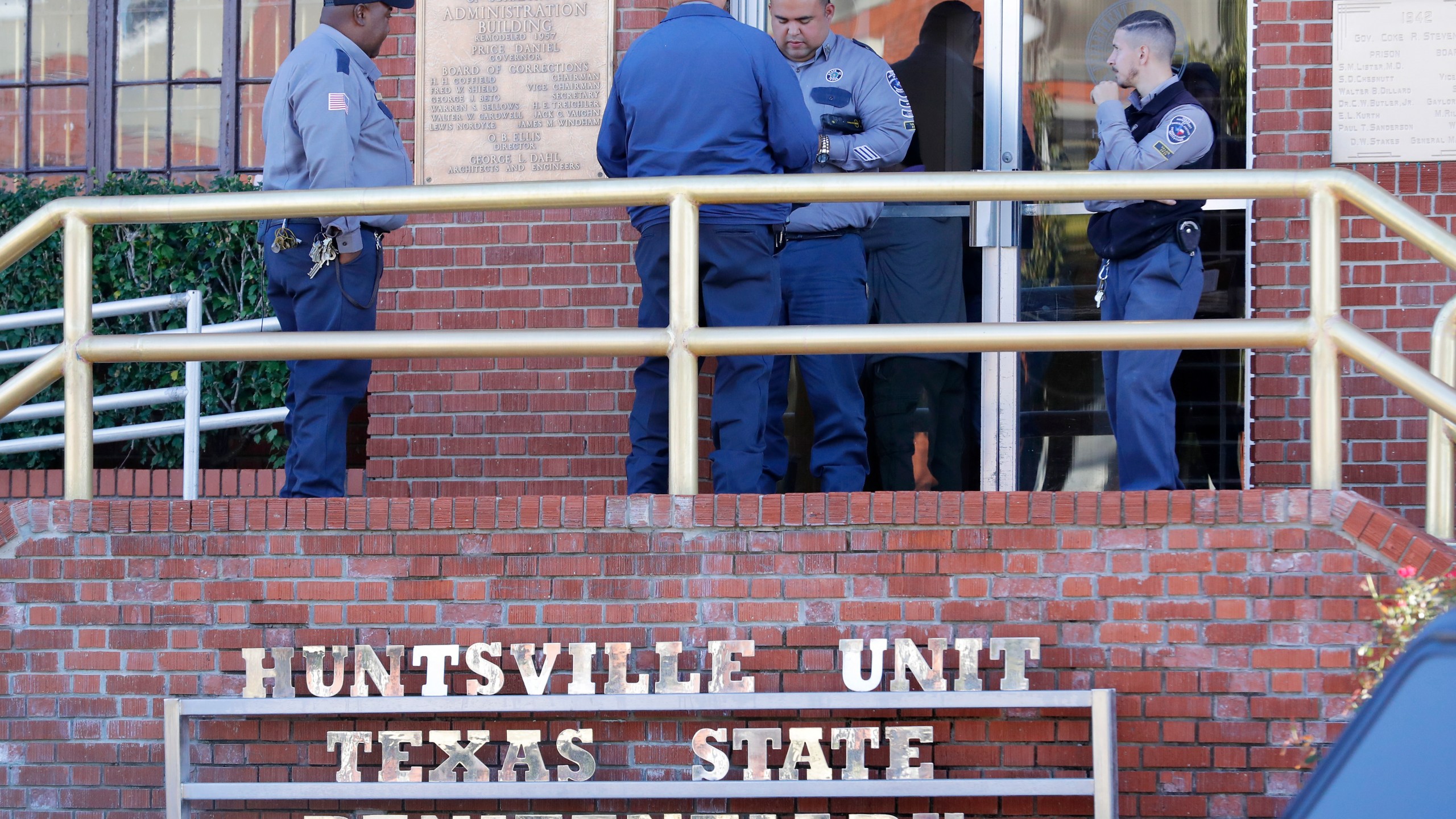 Prison staff gather at the main entrance of the building housing the execution chamber as Robert Roberson awaits his execution, at the Huntsville Unit of the Texas State Penitentiary, Thursday, Oct. 17, 2024, in Huntsville, Texas. (AP Photo/Michael Wyke)