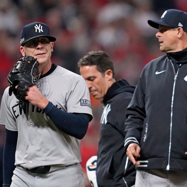 New York Yankees relief pitcher Ian Hamilton, left, leaves the game during the sixth inning in Game 3 of the baseball AL Championship Series against the Cleveland GuardiansvThursday, Oct. 17, 2024, in Cleveland.(AP Photo/Godofredo Vásquez )