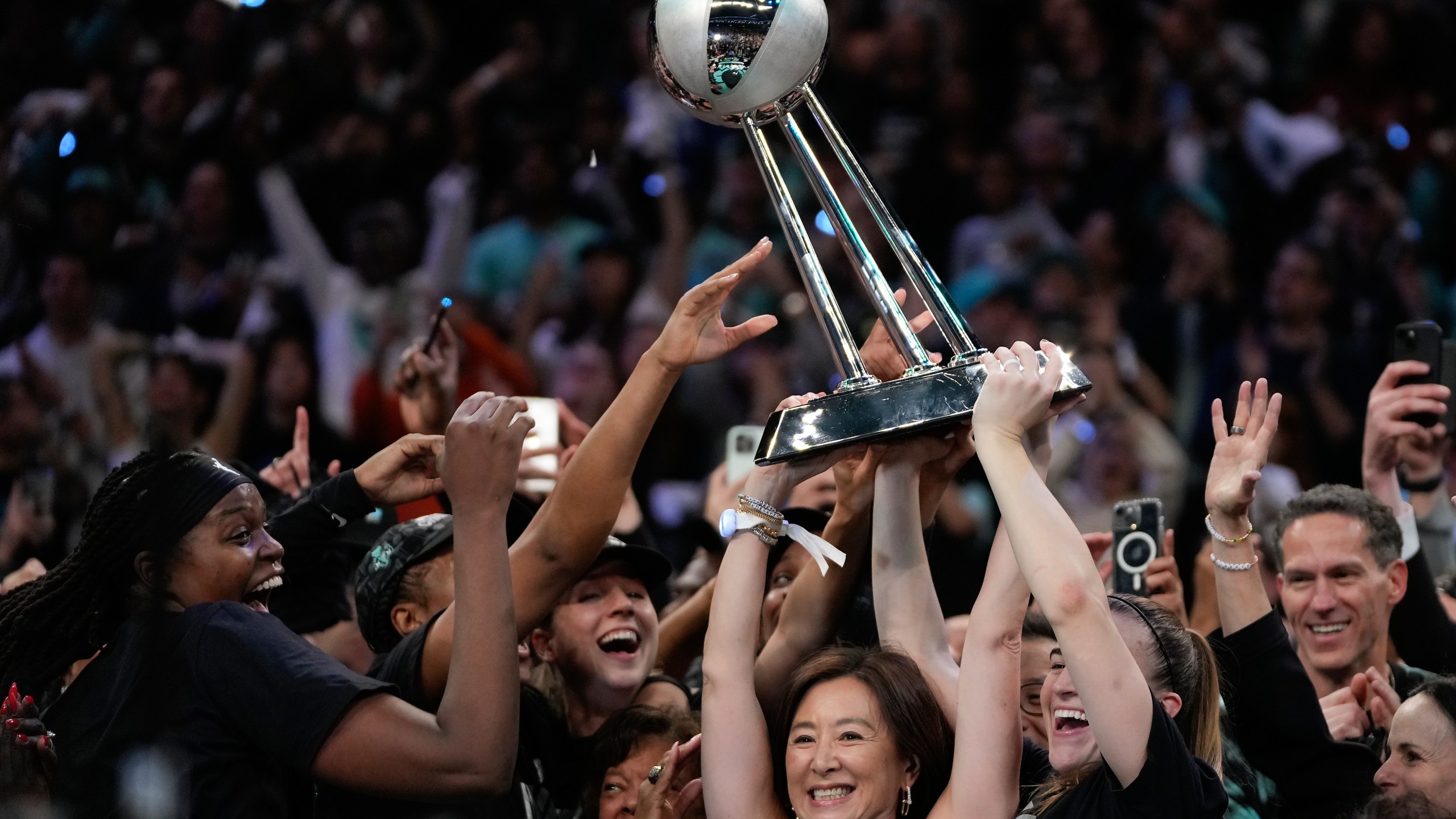 The New York Liberty hold up the championship trophy after defeating the Minnesota Lynx in Game 5 of the WNBA basketball final series, Sunday, Oct. 20, 2024, in New York. (AP Photo/Pamela Smith)